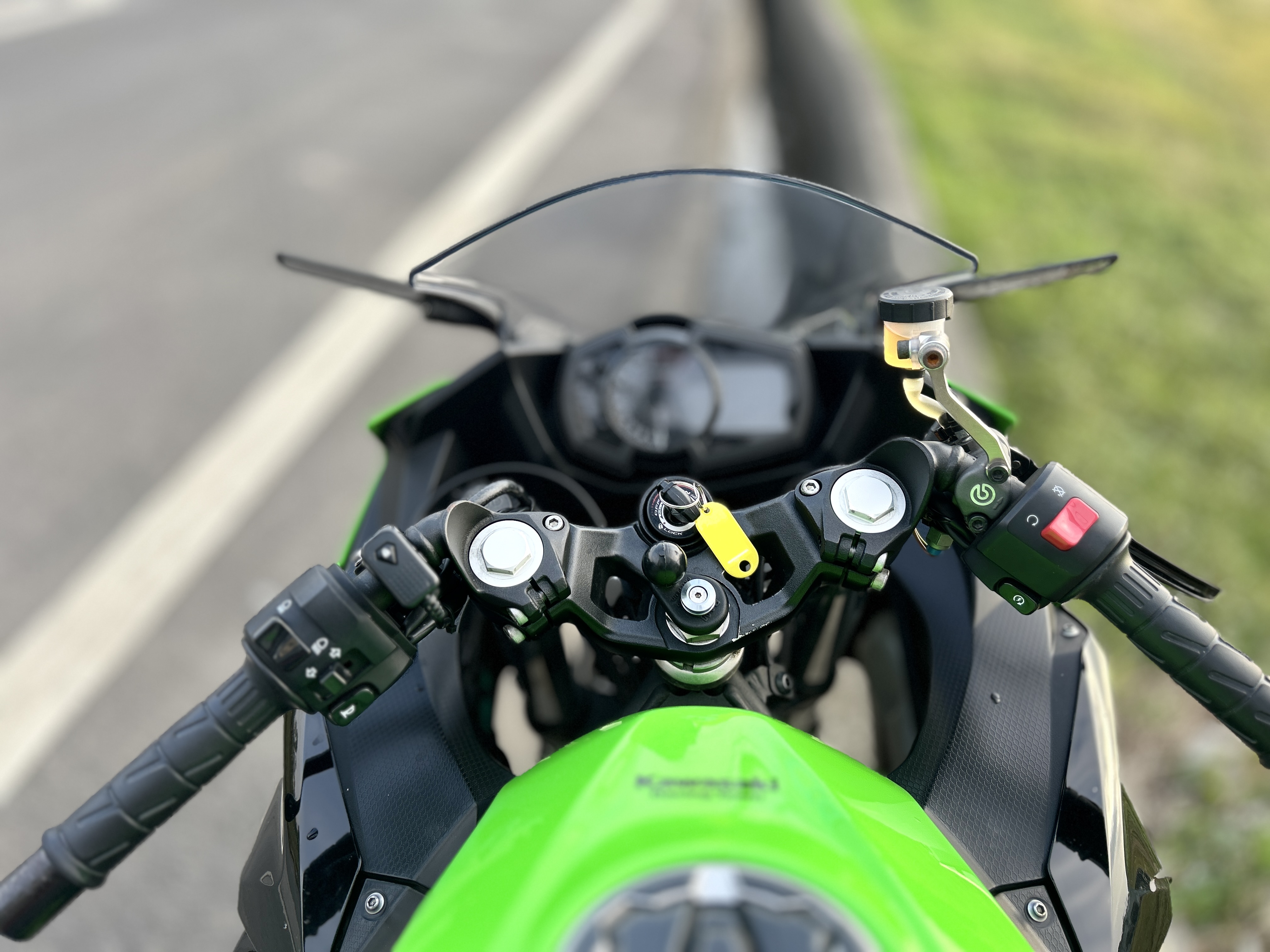 Chargeur USB Double Port Pour Kawasaki Ninja 400 – Installation Facile Et Rapide
