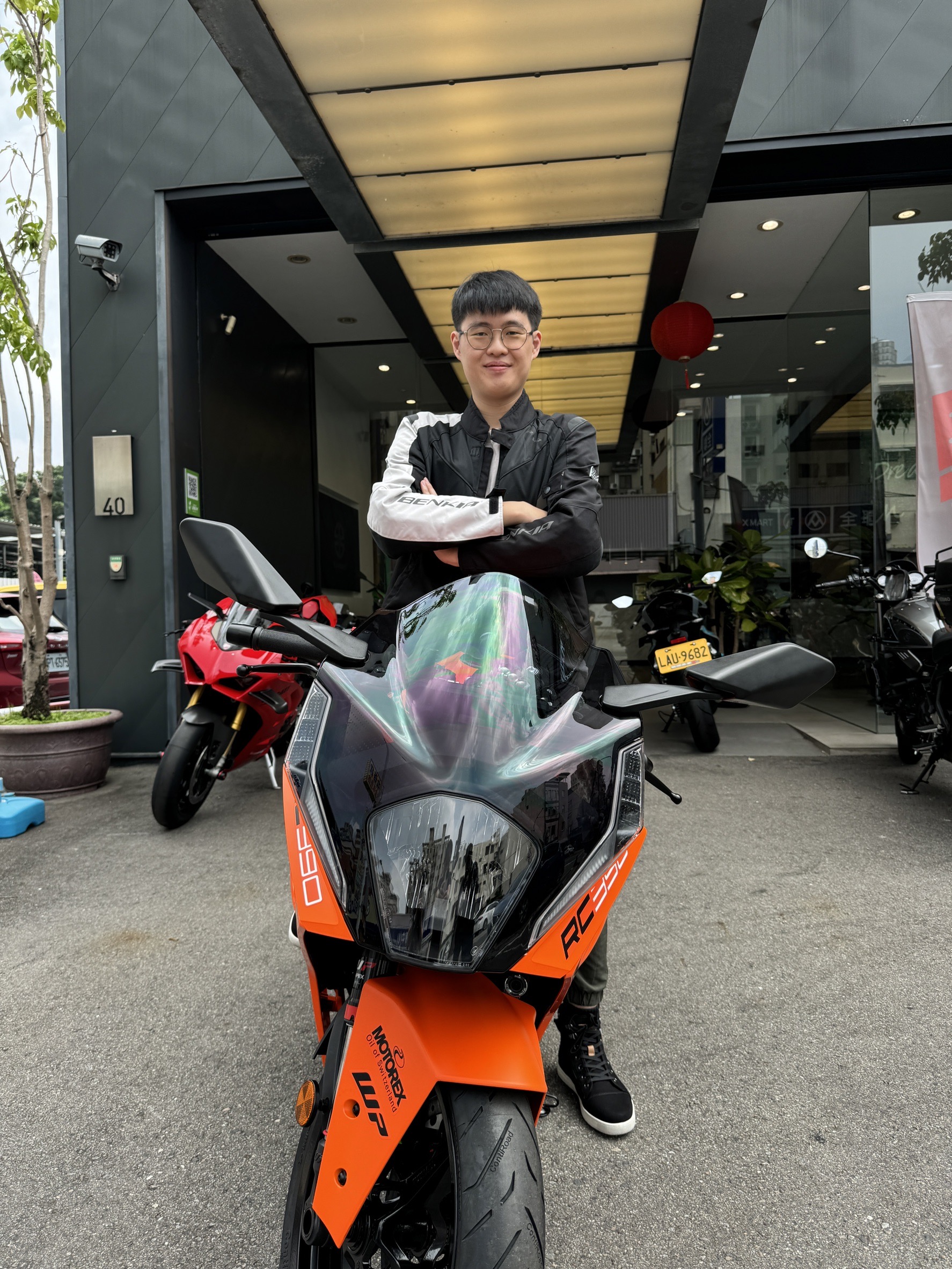 KTM RC390新車出售中 《 康妮賀交車 》恭喜彥儒！入主單缸小鋼砲 RC390GP 再送進退快排～全額零利率 這麼香的方案 | 敏傑車業資深銷售專員 康妮 Connie