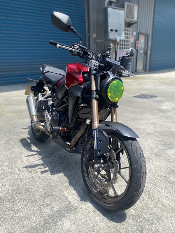 HONDA CB300R - 中古/二手車出售中 21年CB300R 改裝部品: 大燈護片 車身防倒球 水箱護網 行車紀錄器 黑準手機架 IXIL雙出髮絲紋排氣管 | Motoshen大聖二輪廣場