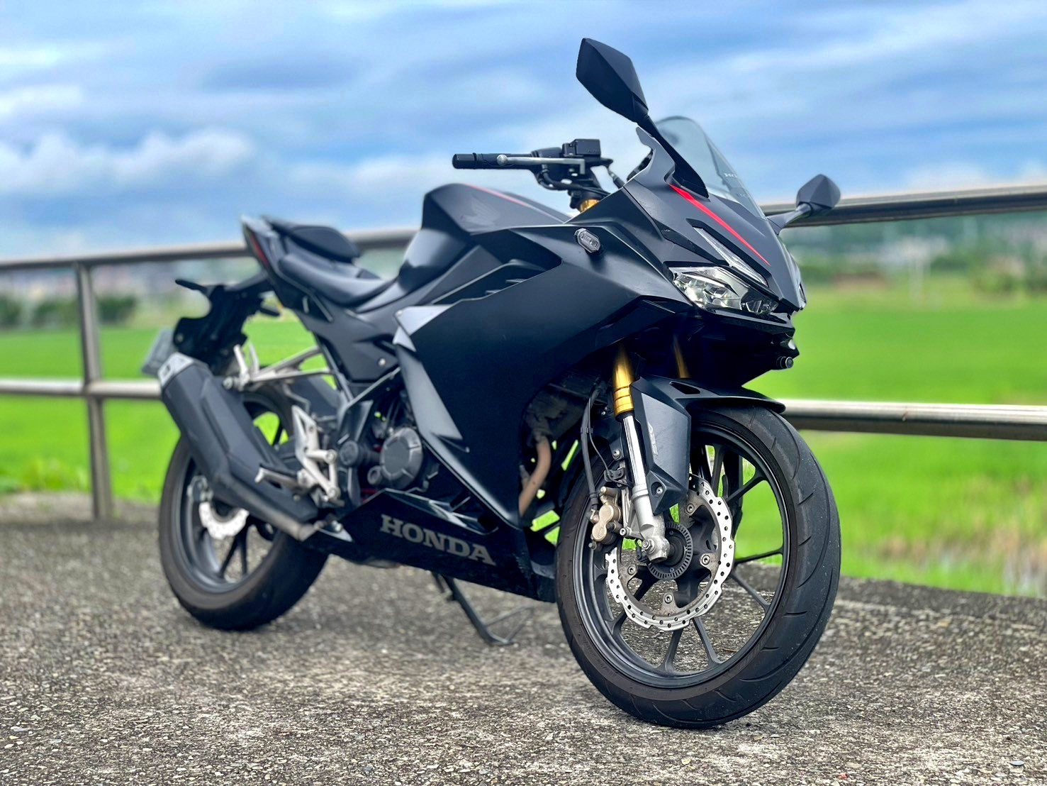 HONDA CBR150R - 中古/二手車出售中 新版雙燈頭 全黑CBR150R 配帥氣金倒叉 | 武士重機-阿良