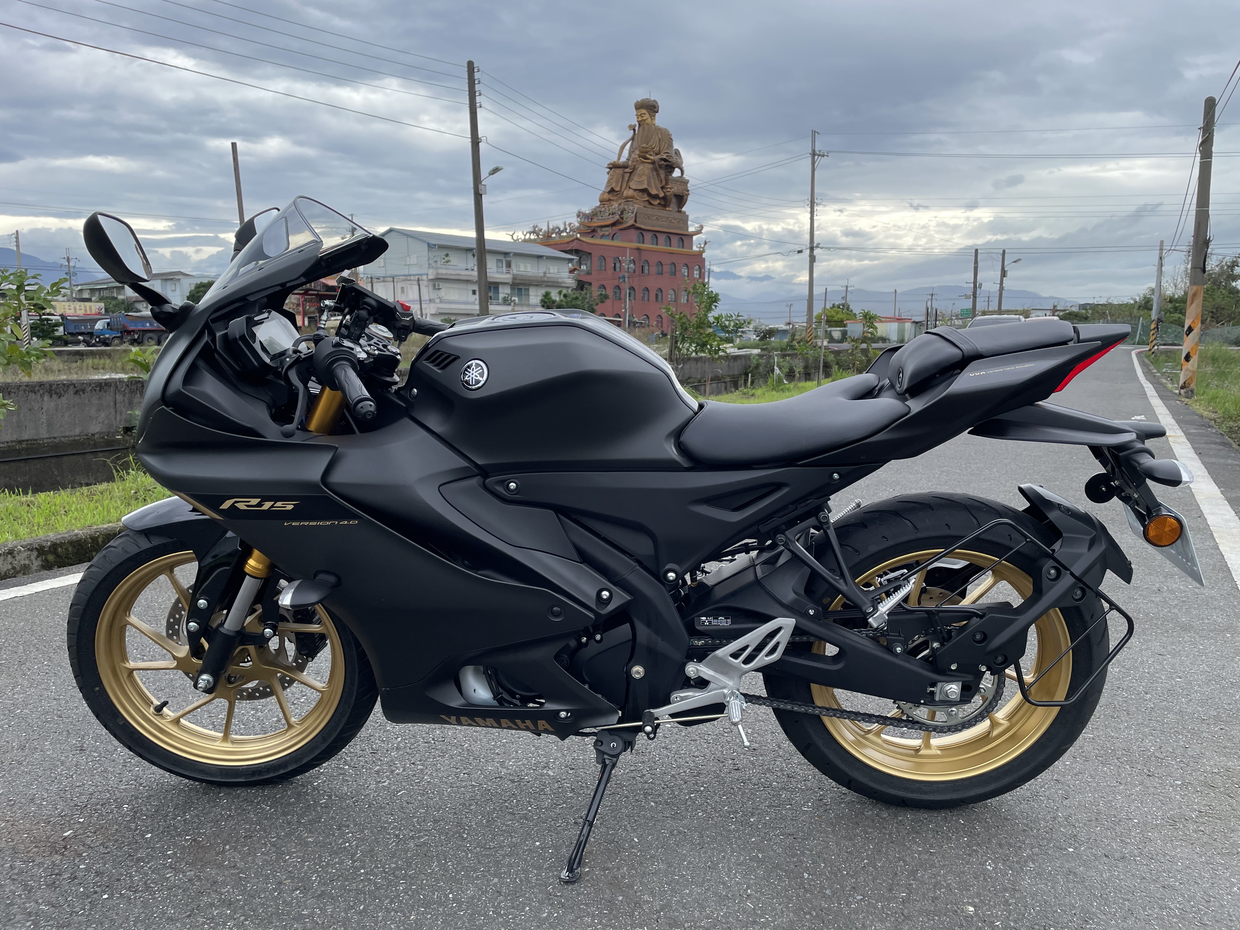 YAMAHA YZF-R15 - 中古/二手車出售中 山葉 R15 V4 TCS.ABS 2024出廠10月領牌 9.9成新 里程107 新車14萬2千.現在只賣10萬5千 | 輝鴻車業(1陸捌車業)