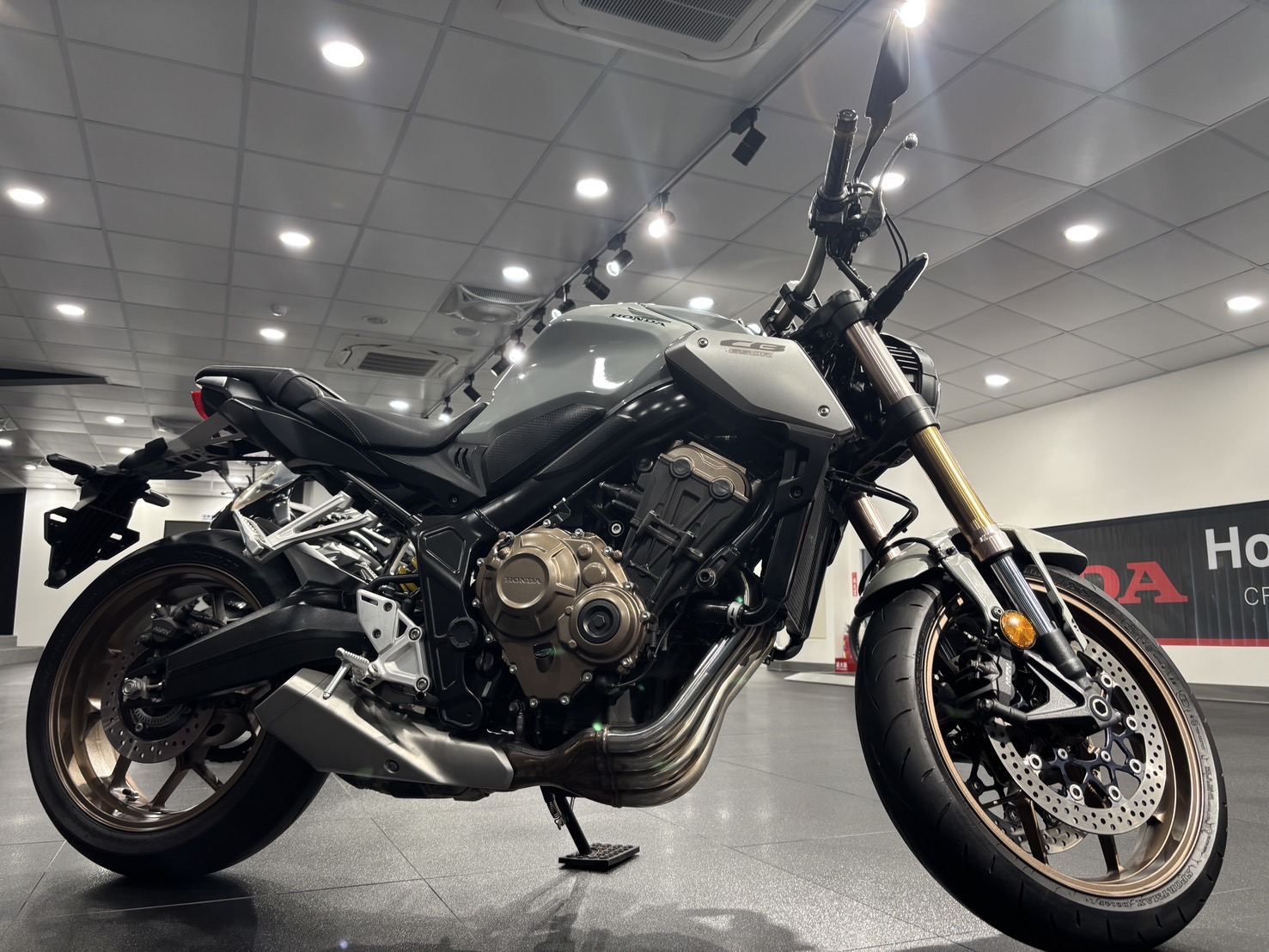 HONDA CB650R - 中古/二手車出售中 CB650R 出廠年份：2021 領牌年份：2021.04 行駛里程：6044公里 車輛所在：新北市中和區 | 個人自售