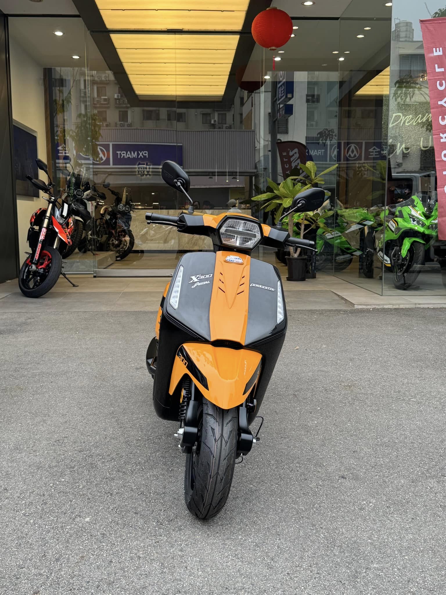 Lambretta X300 Special新車出售中 《 康妮賀交車 》恭喜蘭美達新同學！入主最新 X300 Special 非常亮眼 很有豪華感 歡迎與康妮聯絡喔 | 敏傑車業資深銷售專員 康妮 Connie