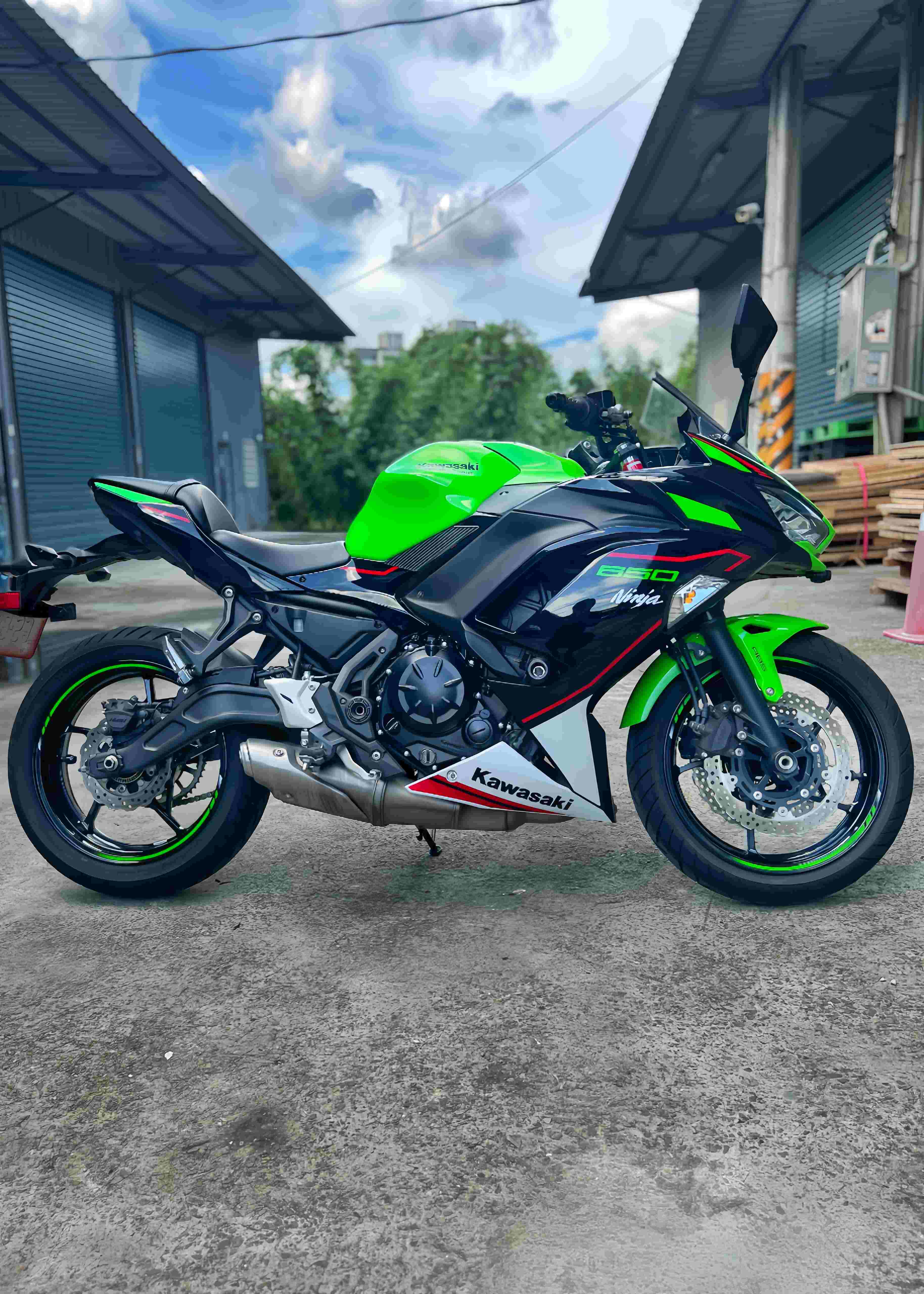 KAWASAKI NINJA650 - 中古/二手車出售中 2021年 NINJA650 KRT配色 原廠保固中 前後行車紀錄器  | 阿宏大型重機買賣