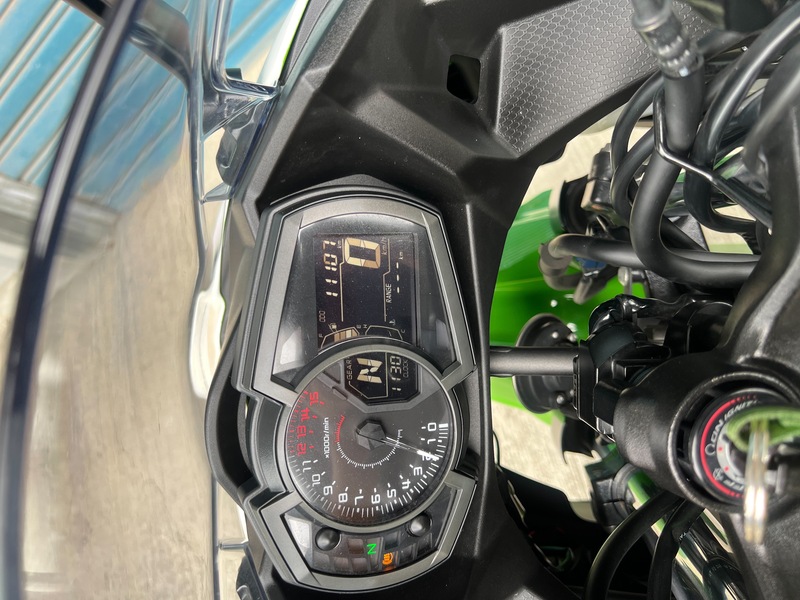 KAWASAKI NINJA400 - 中古/二手車出售中 2021年 NINJA400 副廠殼(原廠殼KRT在)、碳蠍管(原廠管在)、油箱止滑貼、黑隼手機架、前後行車記錄器 | 阿宏大型重機買賣