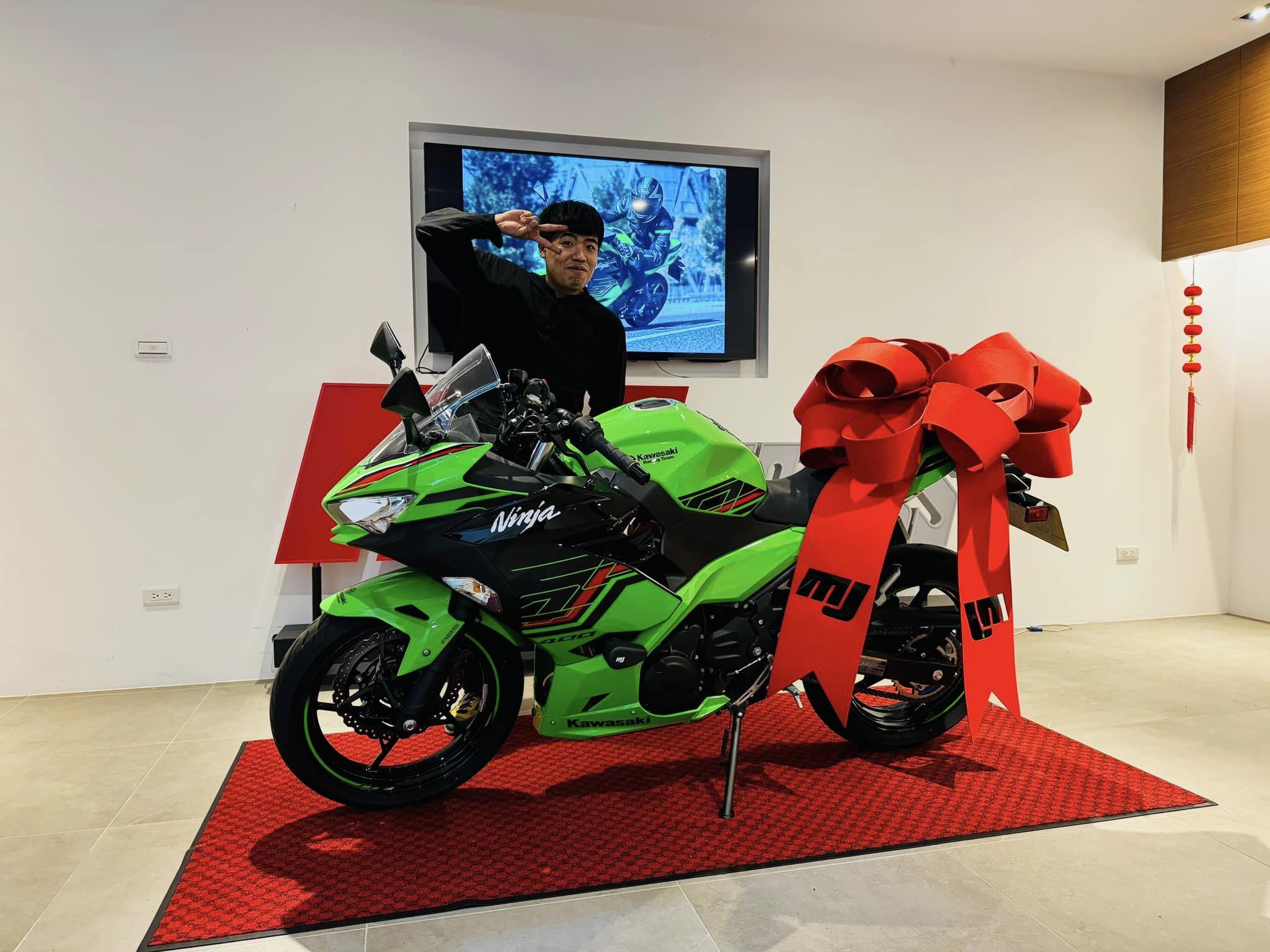 KAWASAKI NINJA400新車出售中 《 康妮賀交車 》恭喜阿恩！！成功圓夢 購車享零利率 再加碼送碳纖全罩帽 購車只想找康妮 | 敏傑車業資深銷售專員 康妮 Connie