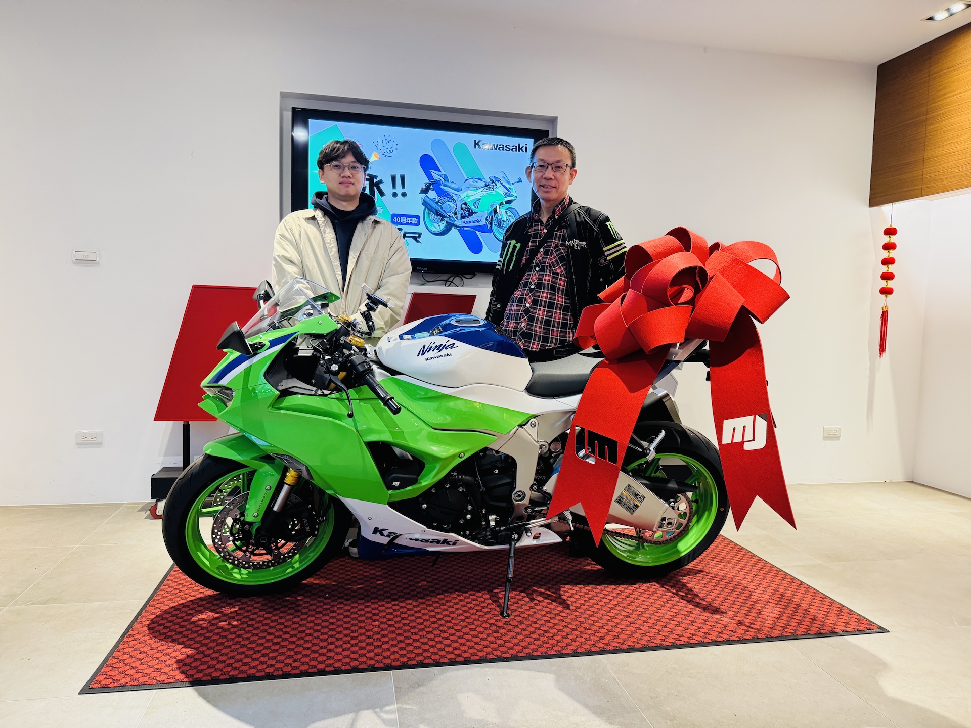 KAWASAKI NINJA ZX-6R新車出售中 《 康妮賀交車 》恭喜永哥 再入手一台 Kawasaki ZX-6R 636 現車現領！價格依內容為主 | 敏傑車業資深銷售專員 康妮 Connie