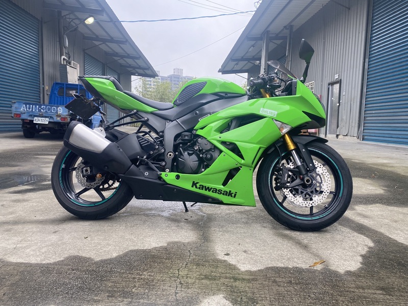 KAWASAKI NINJA ZX-6R - 中古/二手車出售中 15年ZX6R 原漆 原廠殼 握把套 端子 手機架 水箱護網 部份鈦螺絲 原廠online防甩頭 黃金鏈條 | Motoshen大聖二輪廣場