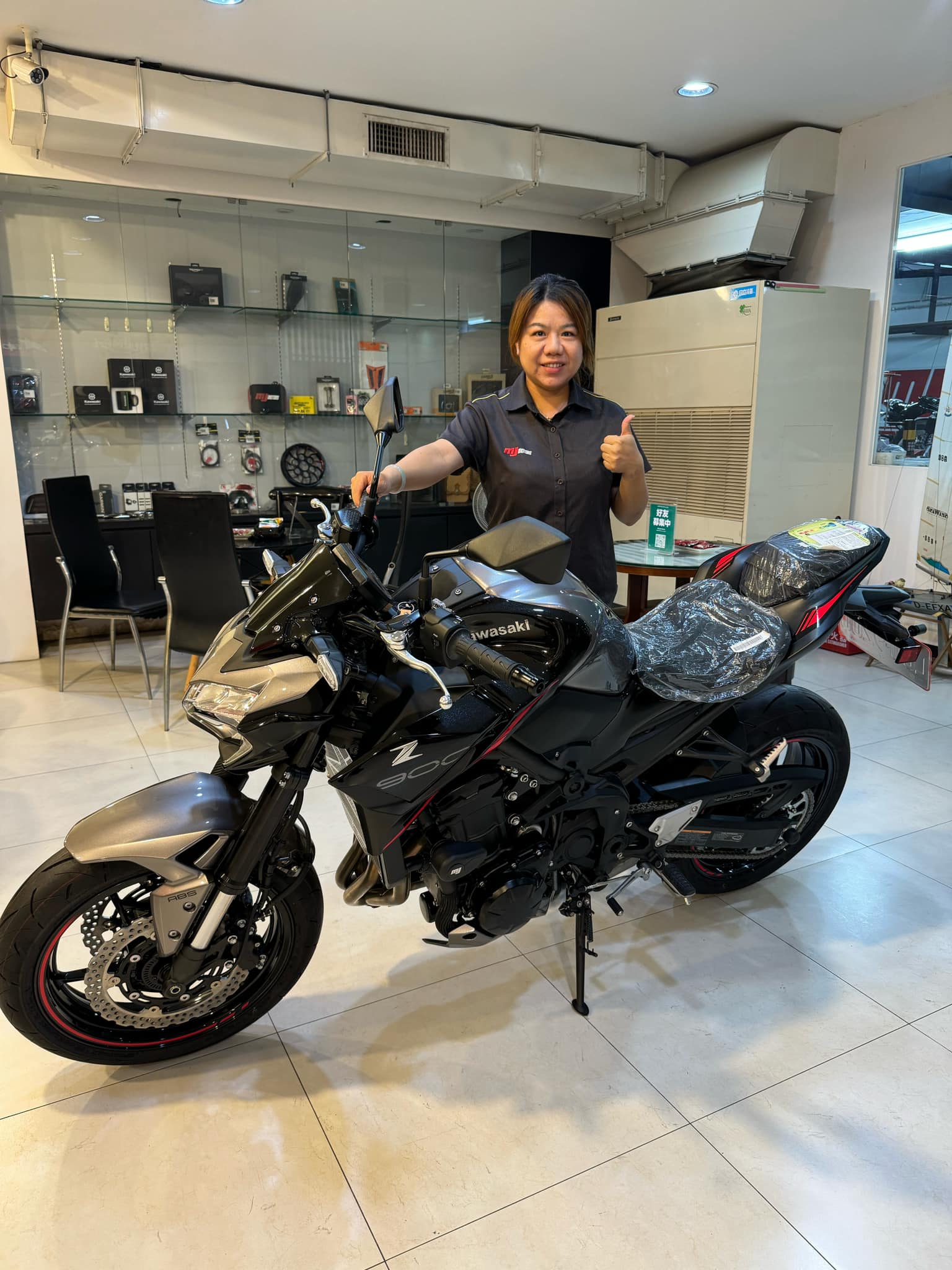 KAWASAKI Z900新車出售中 《 康妮賀交車 》恭喜劉帥哥！決定讓康妮幫您圓夢想 Kawasaki Z900 滿足您對四缸的喜愛 | 敏傑車業資深銷售專員 康妮 Connie