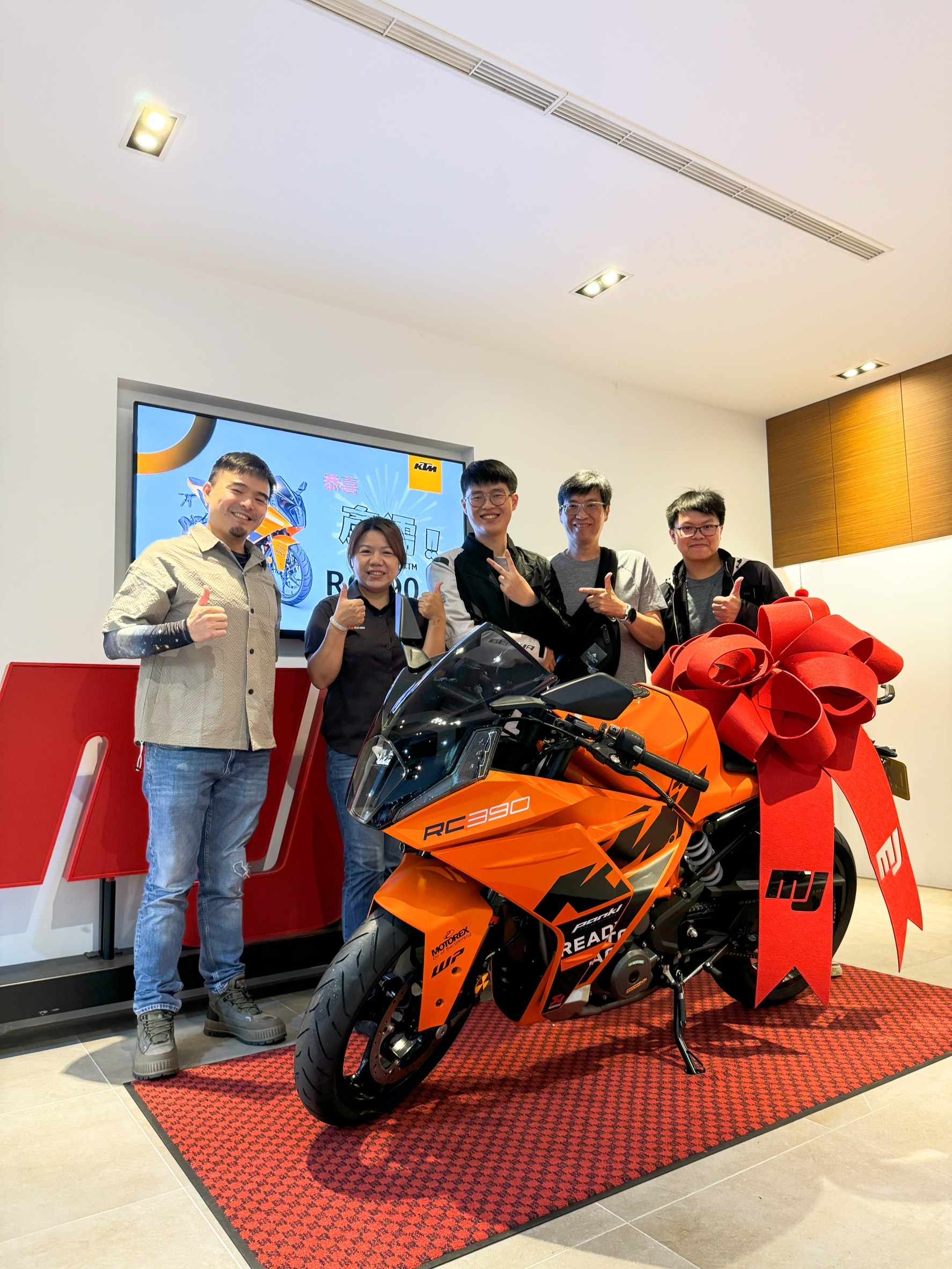 KTM RC390新車出售中 《 康妮賀交車 》恭喜彥儒！入主單缸小鋼砲 RC390GP 再送進退快排～全額零利率 這麼香的方案 | 敏傑車業資深銷售專員 康妮 Connie