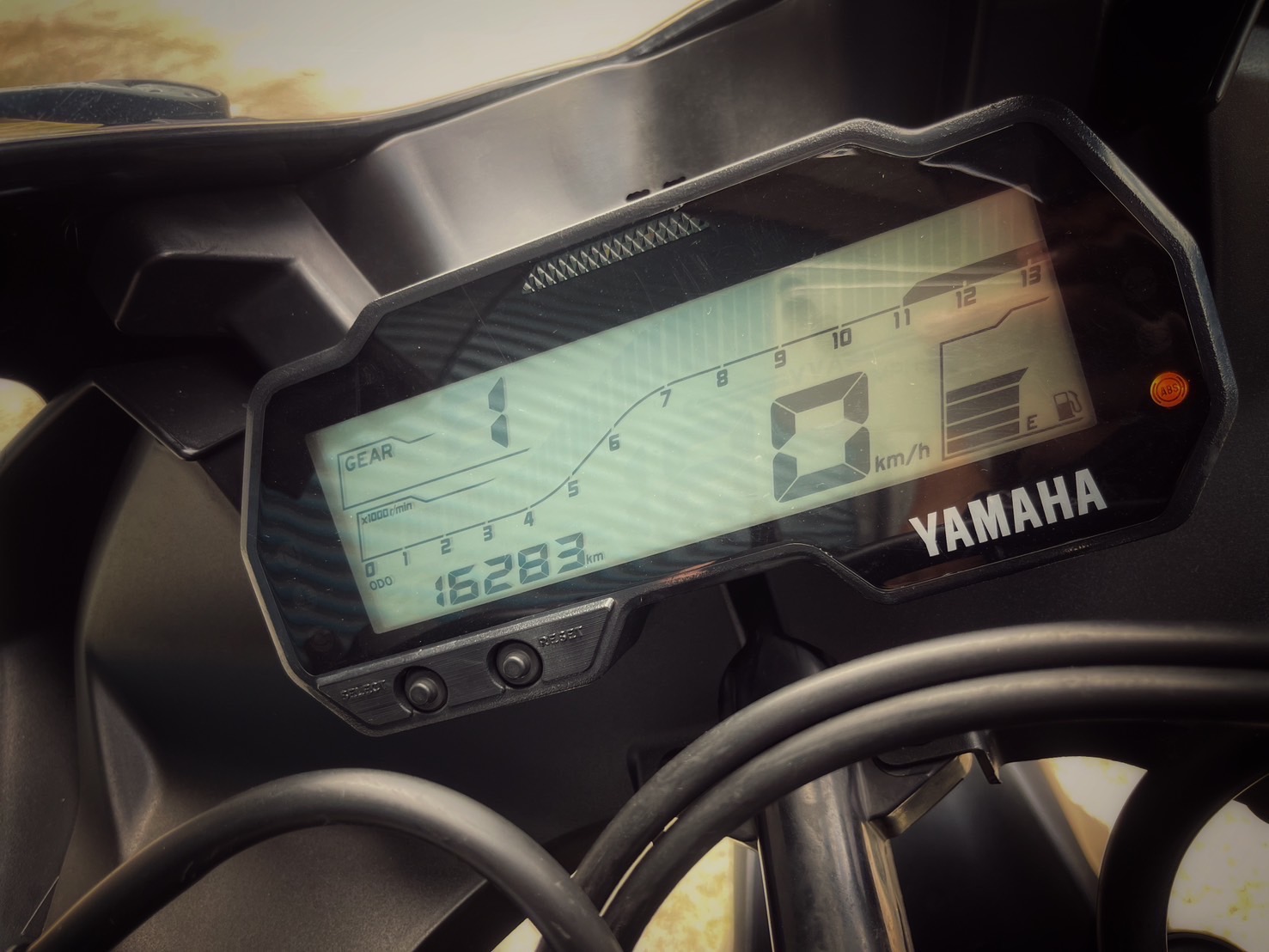 YAMAHA YZF-R15 - 中古/二手車出售中 R15v3 歹徒合格排氣管 RCB透明護蓋 Genma腳踏 精品改裝 小資族二手重機買賣 | 小資族二手重機買賣