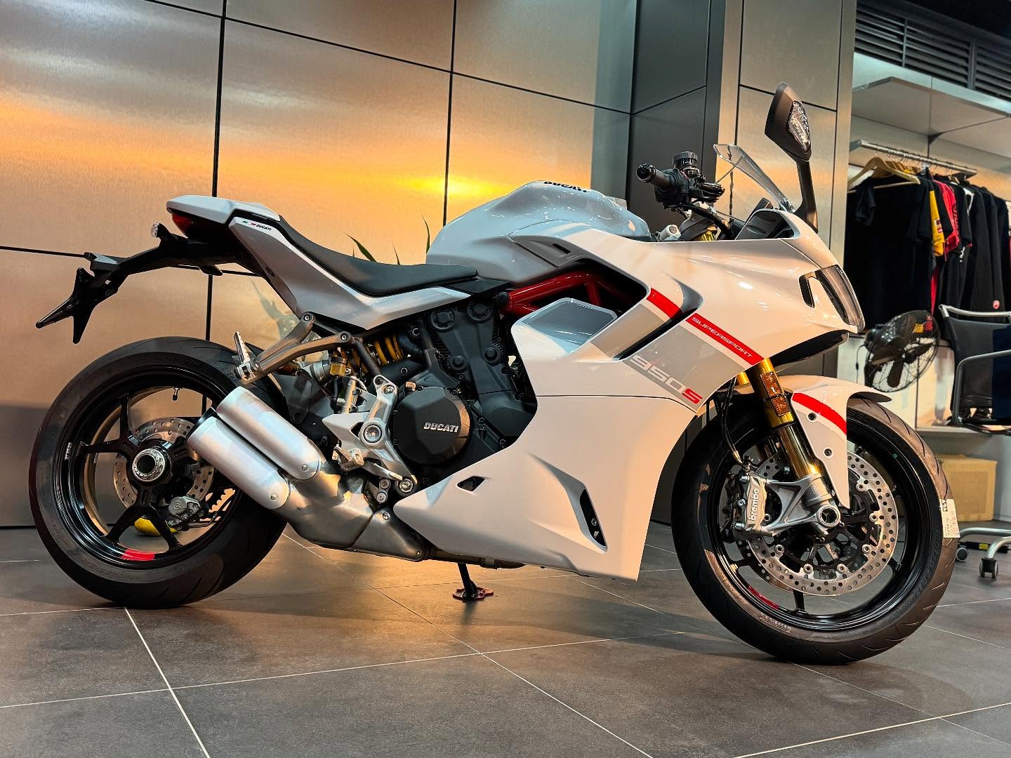 【敏傑車業資深銷售專員 康妮 Connie】DUCATI SuperSport S - 「Webike-摩托車市」 『敏傑康妮』Ducati SuperSport S 新款白色圖裝 好有質感 前後Ohlins 價格依內容為主