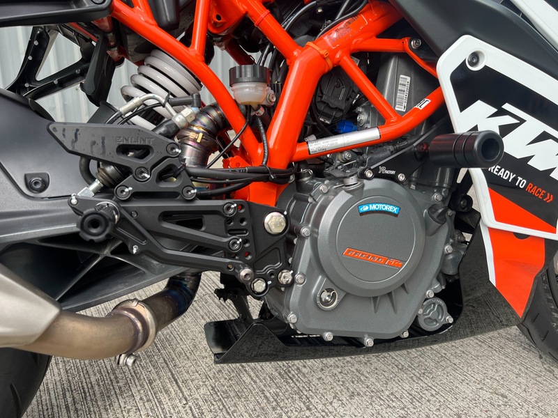 KTM RC390 - 中古/二手車出售中 2020年 RC390 YRFactory中段鈦排氣管、ENLINT腳踏後移(改反打) 多樣改裝 無摔 無事故 阿宏大型重機買賣 | 阿宏大型重機買賣