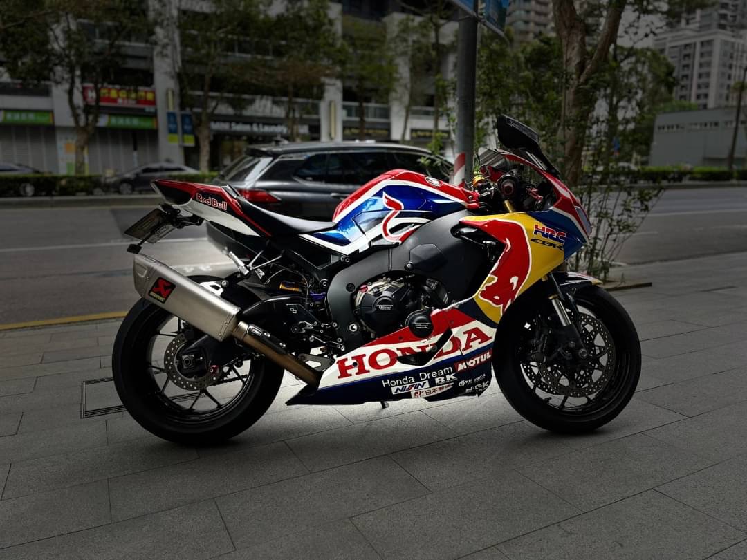 HONDA CBR1000RR Fire Blade - 中古/二手車出售中 OhlinsTTX後避震 Lightech腳踏後移  正蠍管 小資族二手重機買賣 | 小資族二手重機買賣