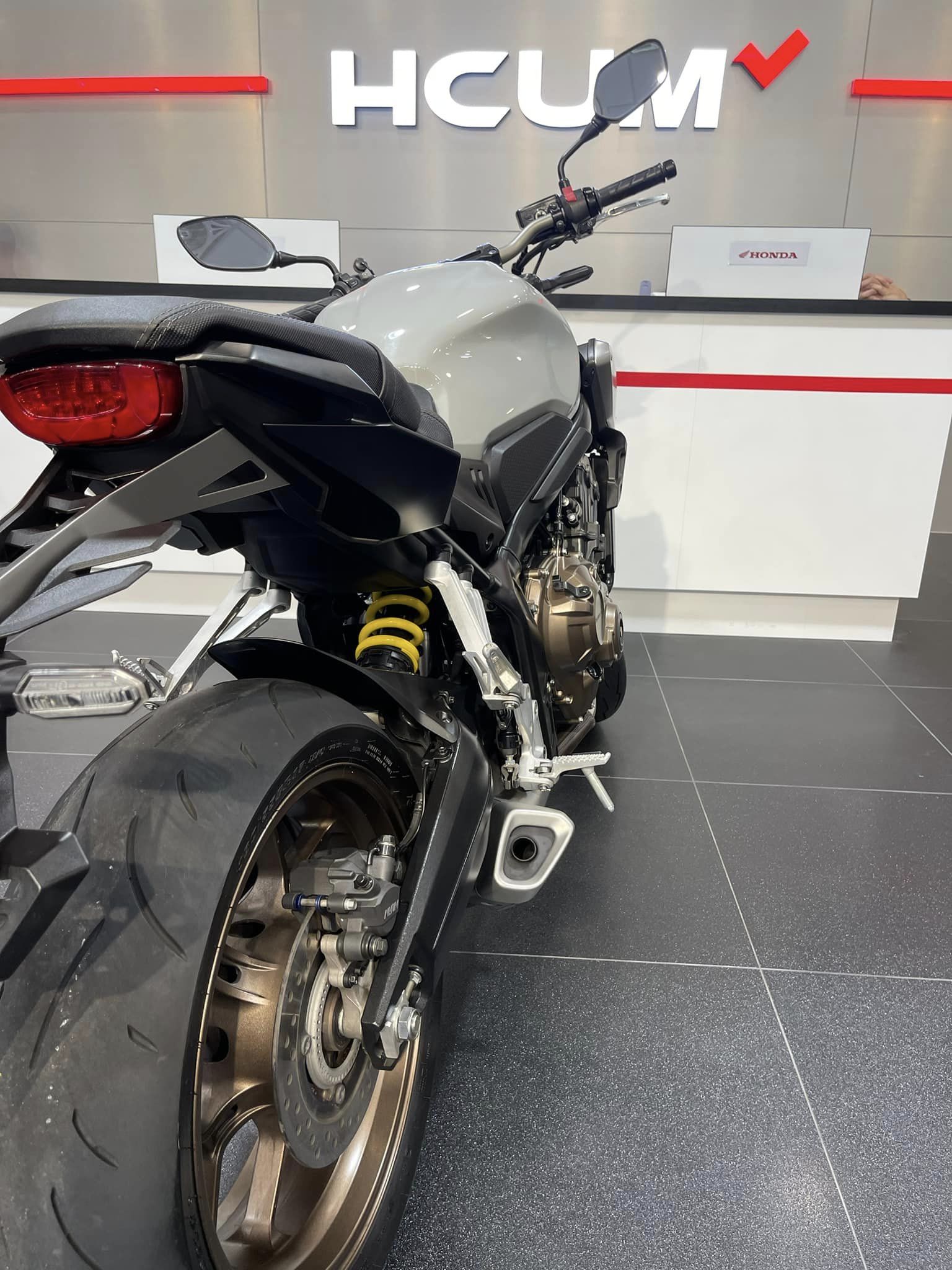 HONDA CB650R - 中古/二手車出售中 CB650R 出廠年份：2021 領牌年份：2021.04 行駛里程：6177公里 車輛所在：新北市中和區 售價 : 25.3萬 | 個人自售