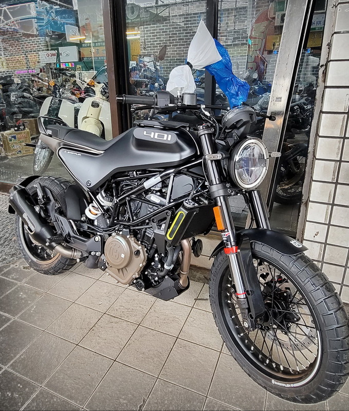 HUSQVARNA SVARTPILEN 401新車出售中 【全新車】HUSQVARNA SVARTPILEN 401 標配快排系統 黑箭401 全新車售價$23.8萬 | 勝大重機