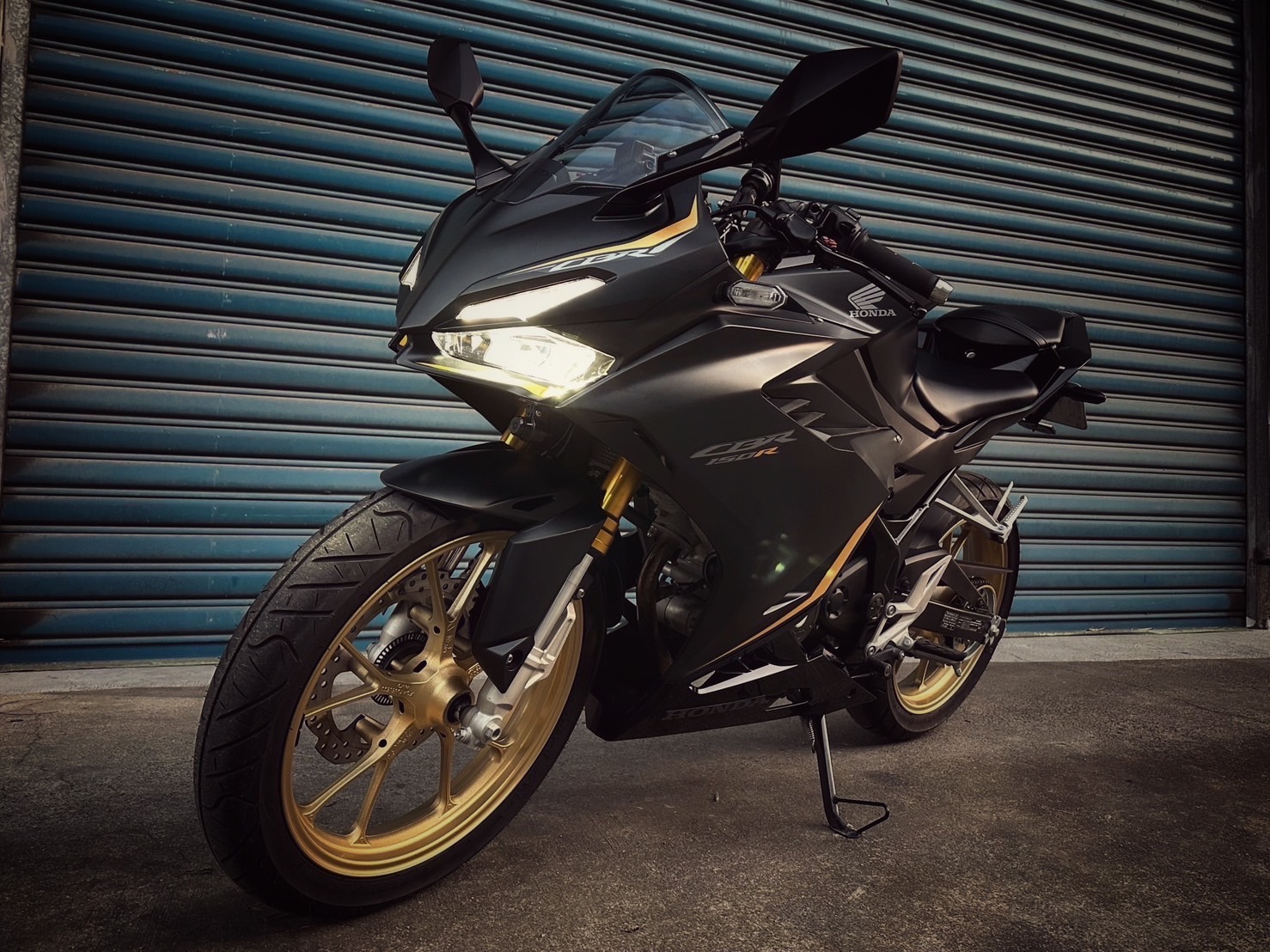 HONDA CBR150R - 中古/二手車出售中 CBR150R 碳蠍管 行車記錄器 眾多改裝 無倒無摔 小資族二手重機買賣 | 小資族二手重機買賣