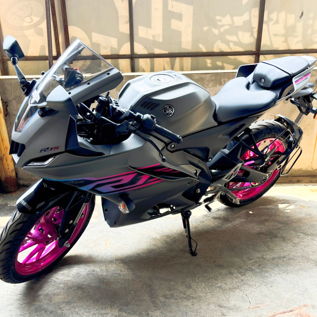 YAMAHA R15V4 灰粉新車出售中 【售】2024 新車 YAMAHA R15V4 粉紫 R15 印象深刻 R15V4灰粉 | 飛翔國際