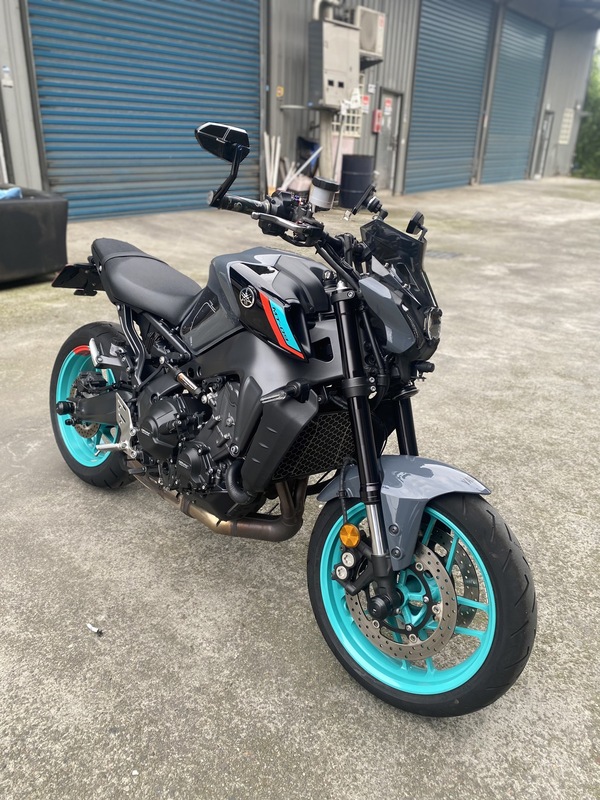 YAMAHA MT-09 - 中古/二手車出售中 22年 Yamaha #MT09 原漆 無事故 車庫車 前後輪防倒球 手機架 USB行充 行車紀錄器 水箱護網 短牌架 PD車身減震桿 GBR引擎護蓋 可調式拉桿 巴風特端子鏡 | Motoshen大聖二輪廣場