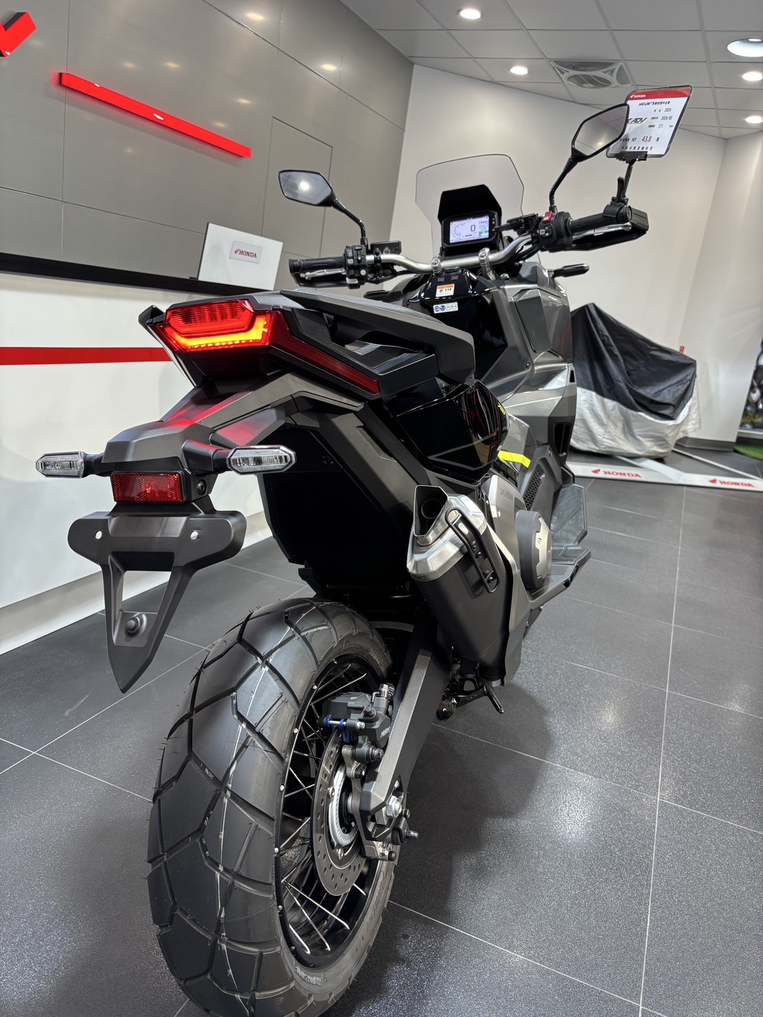 HONDA X-ADV - 中古/二手車出售中 X-ADV 出廠年份：2024.01 領牌年份：2024.05 行駛里程：271 公里 車輛所在：新北市中和區 | 個人自售