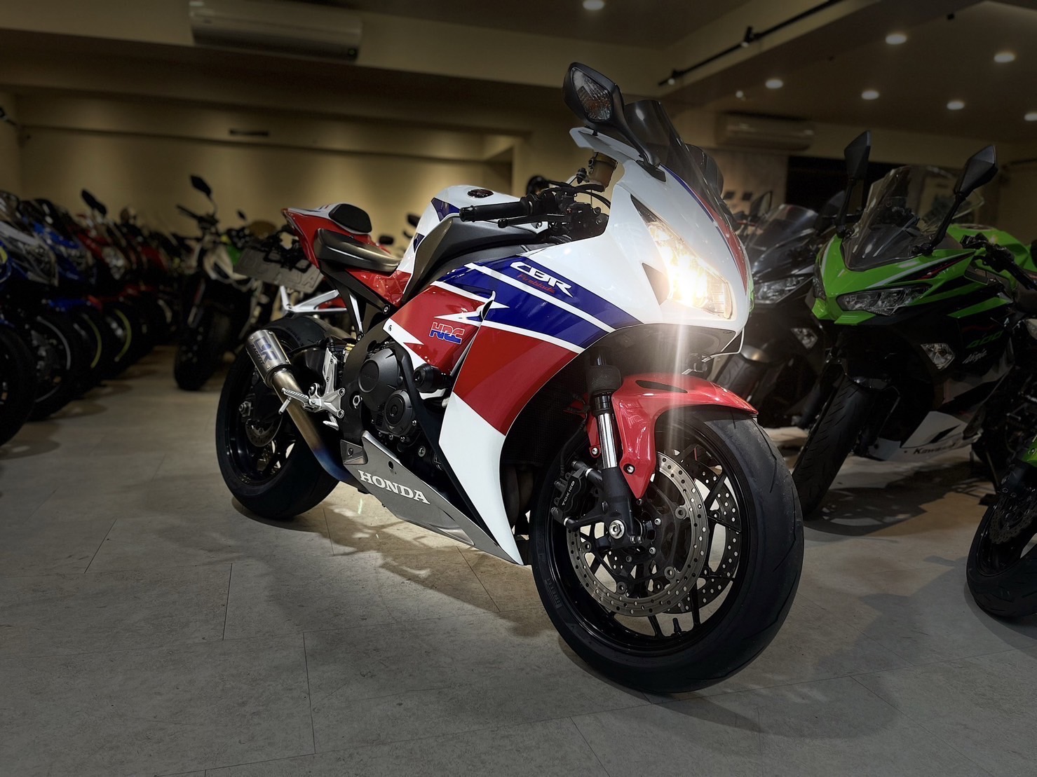 HONDA CBR1000RR Fire Blade - 中古/二手車出售中 HRC配色 眾多改裝 無重大事故 小資族二手重機買賣 | 小資族二手重機買賣