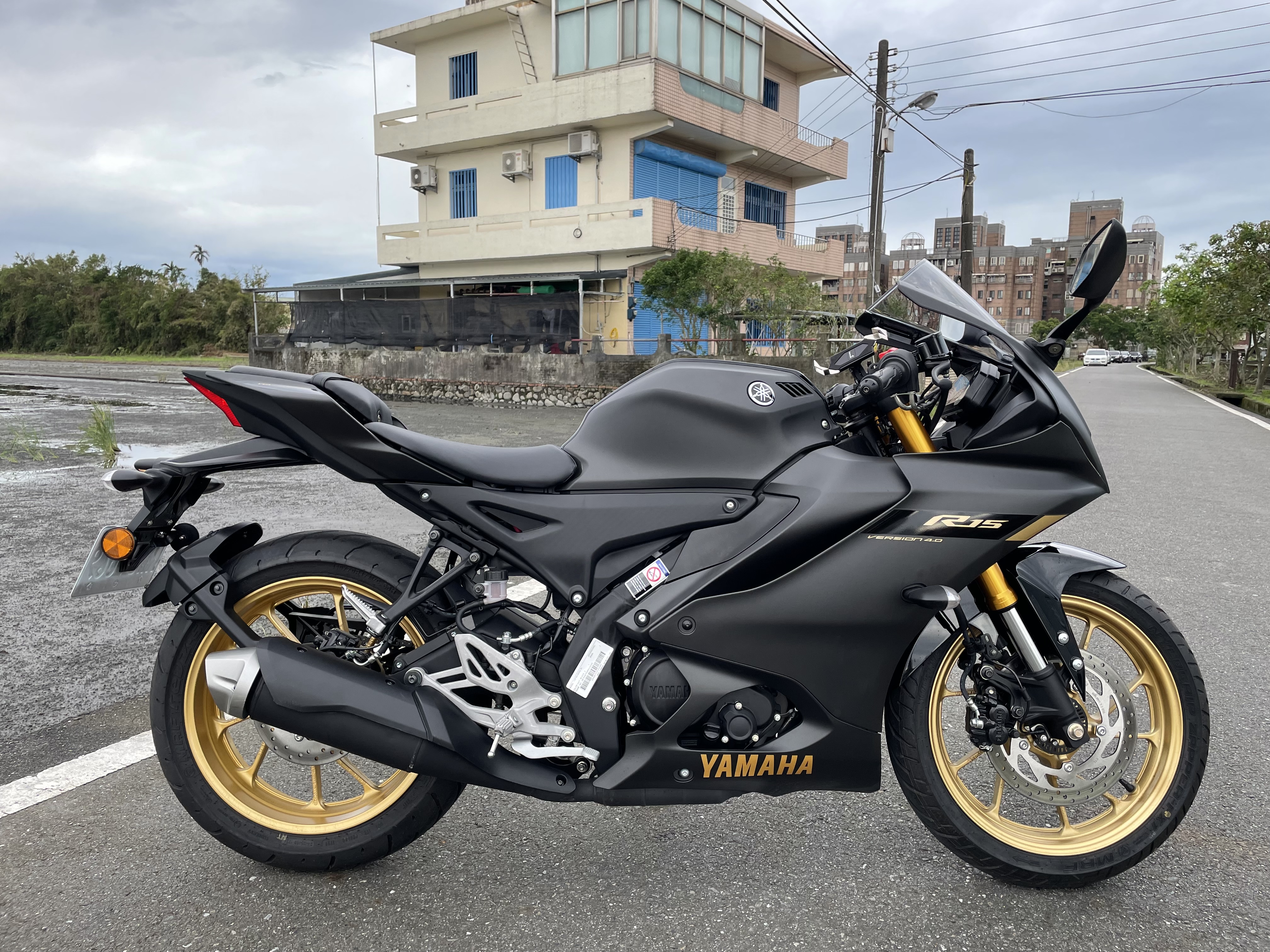 YAMAHA YZF-R15 - 中古/二手車出售中 山葉 R15 V4 TCS.ABS 2024出廠10月領牌 9.9成新 里程107 新車14萬2千.現在只賣10萬5千 | 輝鴻車業(1陸捌車業)