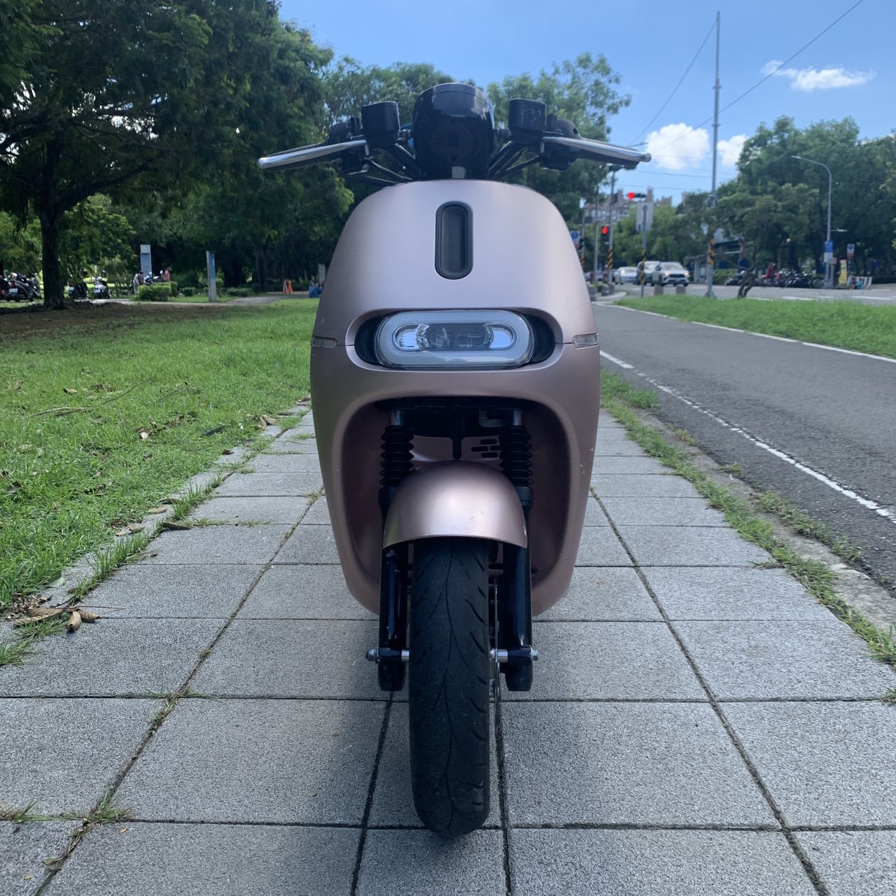 Gogoro Gogoro 2 Delight - 中古/二手車出售中 【高雄二手機車】2019 GOGORO 2 DELIGHT #2228 實車實價/高雄二手機車買賣/便宜售代步車/經濟車 | 貳輪嶼二手機車行-高雄店/中古重機收購/gogoro買賣推薦/線上估價立刻加Line:@motor888 （台南、屏東也有到府收購）