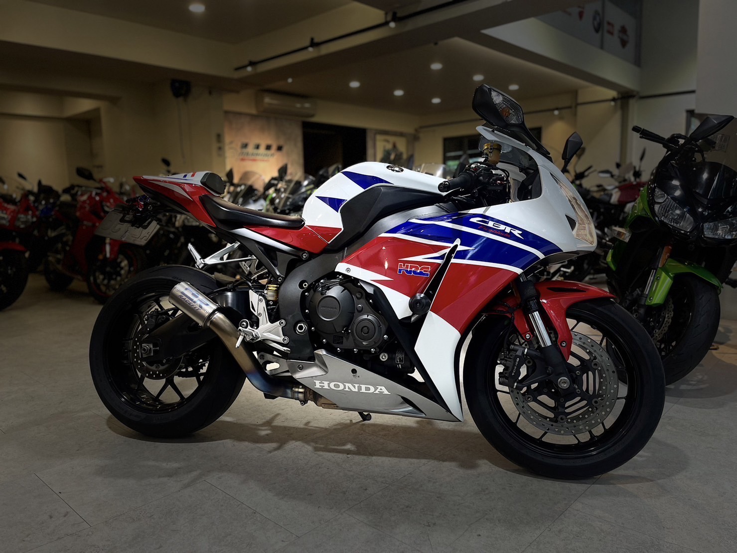 HONDA CBR1000RR Fire Blade - 中古/二手車出售中 HRC配色 眾多改裝 無重大事故 小資族二手重機買賣 | 小資族二手重機買賣