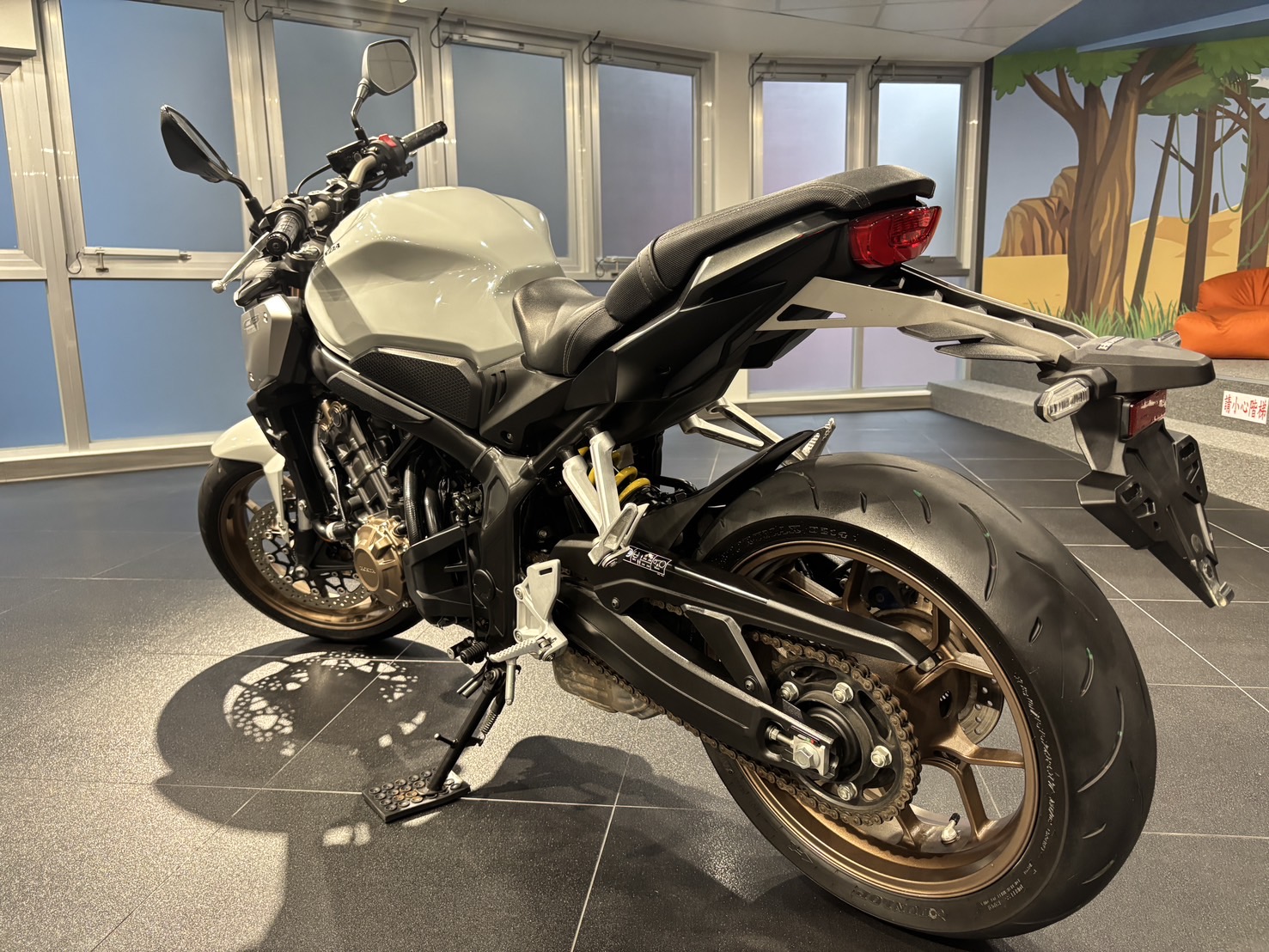 HONDA CB650R - 中古/二手車出售中 CB650R 出廠年份：2021 領牌年份：2021.03 行駛里程：6044公里 車輛所在：新北市中和區 售價 :25.3萬 | 個人自售