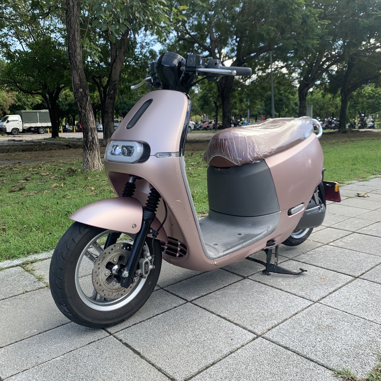 Gogoro Gogoro 2 Delight - 中古/二手車出售中 【高雄二手機車】2019 GOGORO 2 DELIGHT #2228 實車實價/高雄二手機車買賣/便宜售代步車/經濟車 | 貳輪嶼二手機車行-高雄店/中古重機收購/gogoro買賣推薦/線上估價立刻加Line:@motor888 （台南、屏東也有到府收購）