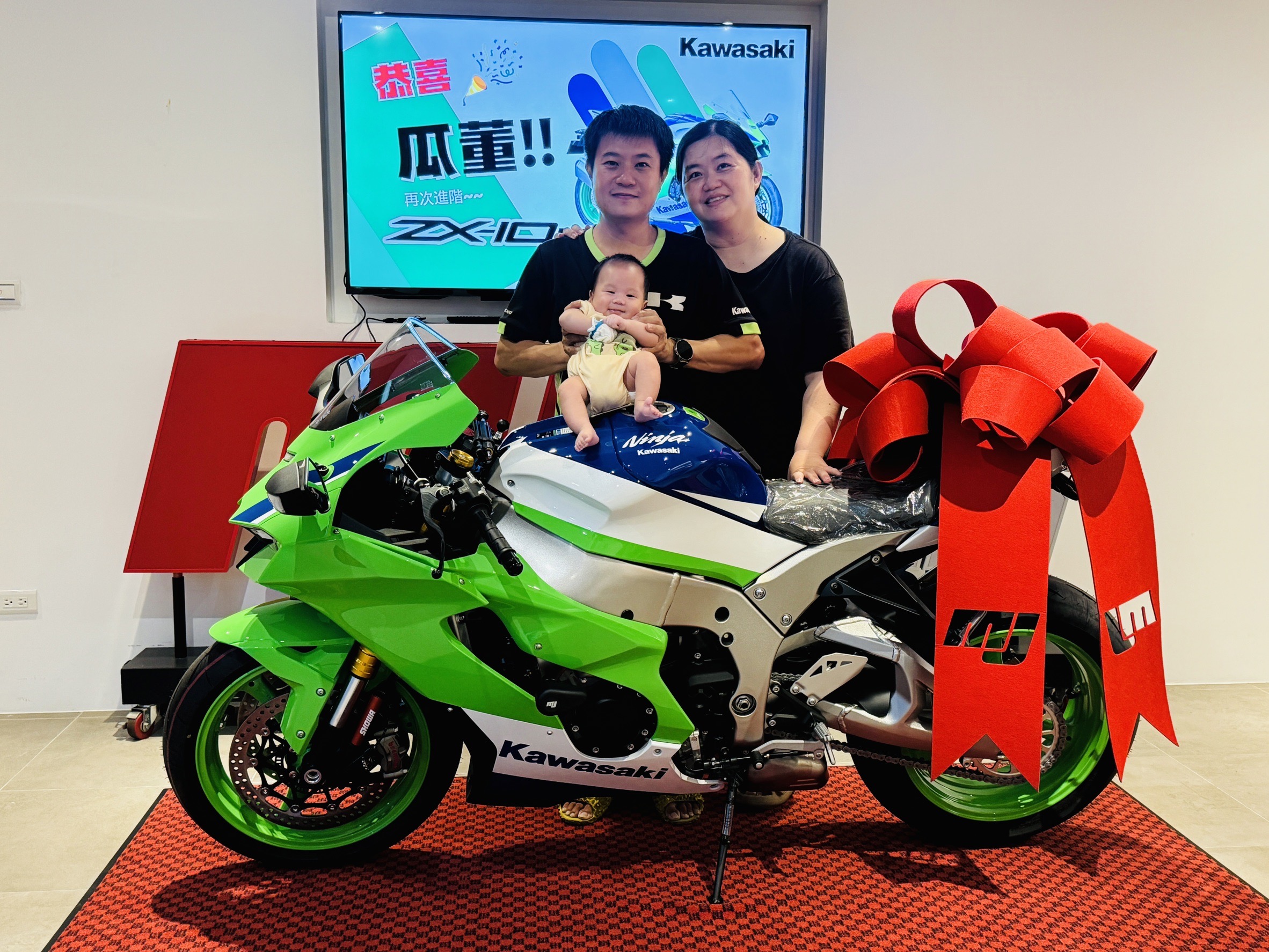 【敏傑車業資深銷售專員 康妮 Connie】KAWASAKI NINJA ZX-10R - 「Webike-摩托車市」 《 康妮賀交車 》Kawasaki ZX10R 超美40週年版本 四缸聲浪就是迷人 現在就聯絡康妮