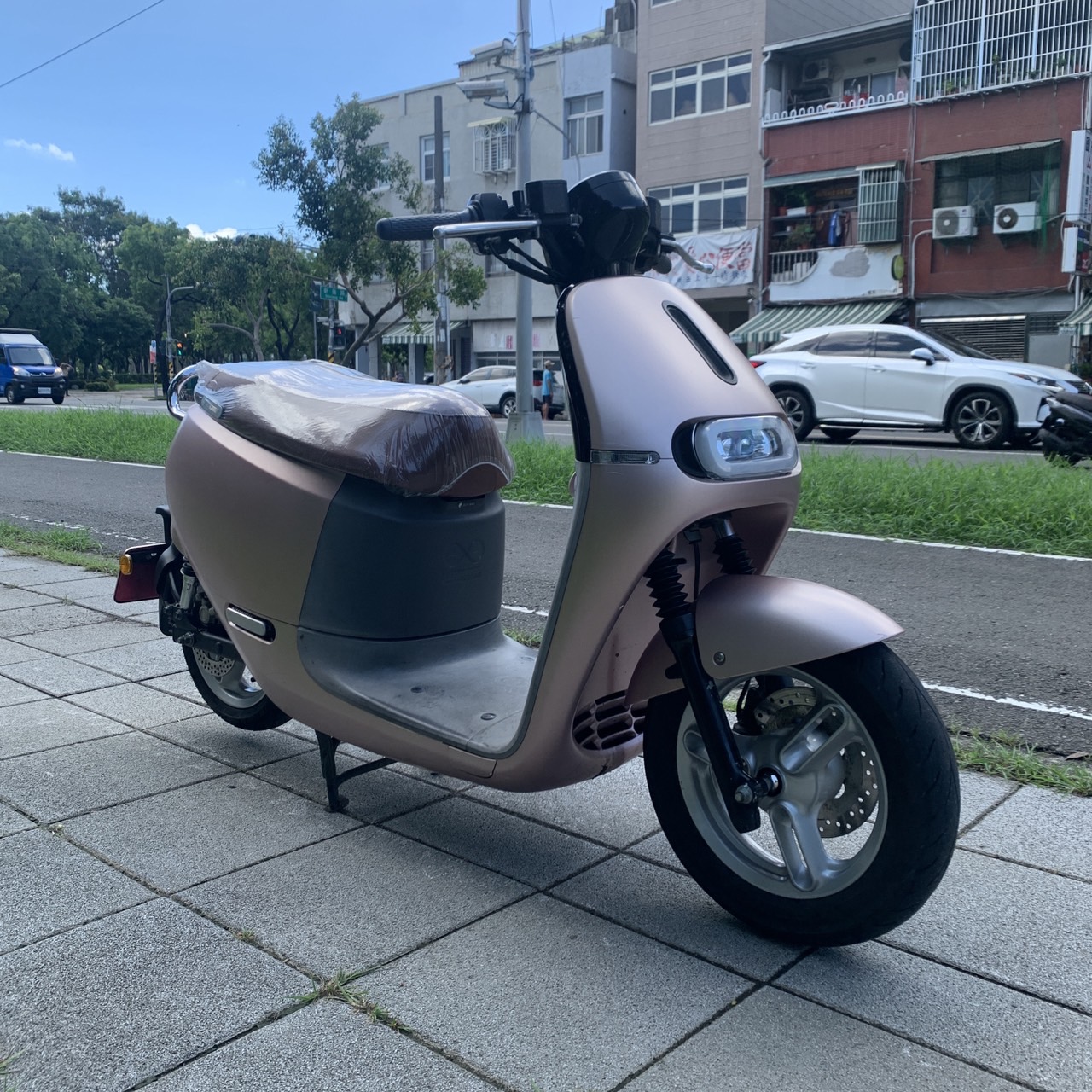 Gogoro Gogoro 2 Delight - 中古/二手車出售中 【高雄二手機車】2019 GOGORO 2 DELIGHT #2228 實車實價/高雄二手機車買賣/便宜售代步車/經濟車 | 貳輪嶼二手機車行-高雄店/中古重機收購/gogoro買賣推薦/線上估價立刻加Line:@motor888 （台南、屏東也有到府收購）