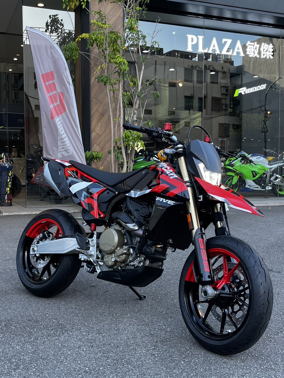 DUCATI HYPERMOTARD 698 RVE新車出售中 【敏傑宇軒】賀交車 張帥哥 DUCATI Hypermotard 698 mono RVE 總代理公司車 | 重車銷售職人-宇軒 (敏傑)