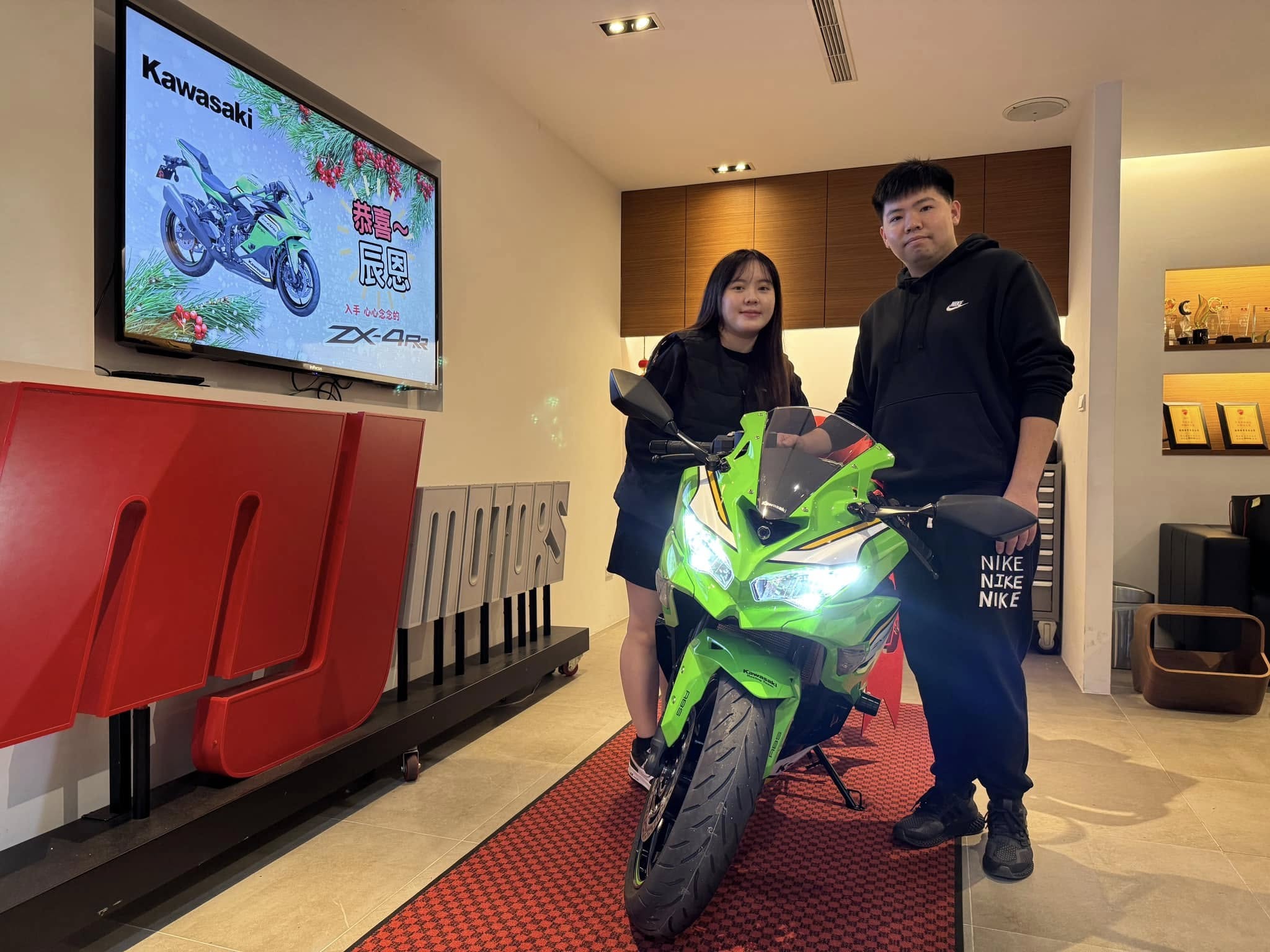 Kawasaki ZX-4RR新車出售中 《 康妮賀交車 》Kawasaki 恭喜辰恩入手 ZX4RR 恭喜交車！歡迎加入敏傑大家庭 | 敏傑車業資深銷售專員 康妮 Connie