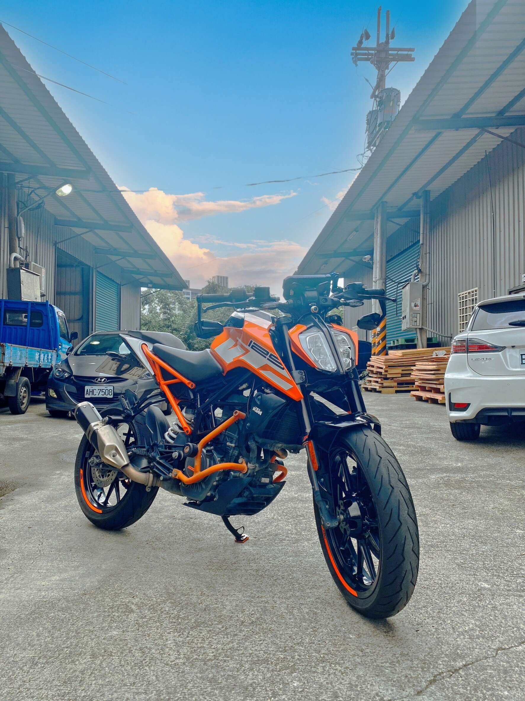 KTM 125DUKE - 中古/二手車出售中 改裝:行車記錄器、手機架、短牌架、引擎保桿 原漆 無事故  搜尋 IG:Motoshen 專營大聖二輪廣場 | Motoshen大聖二輪廣場