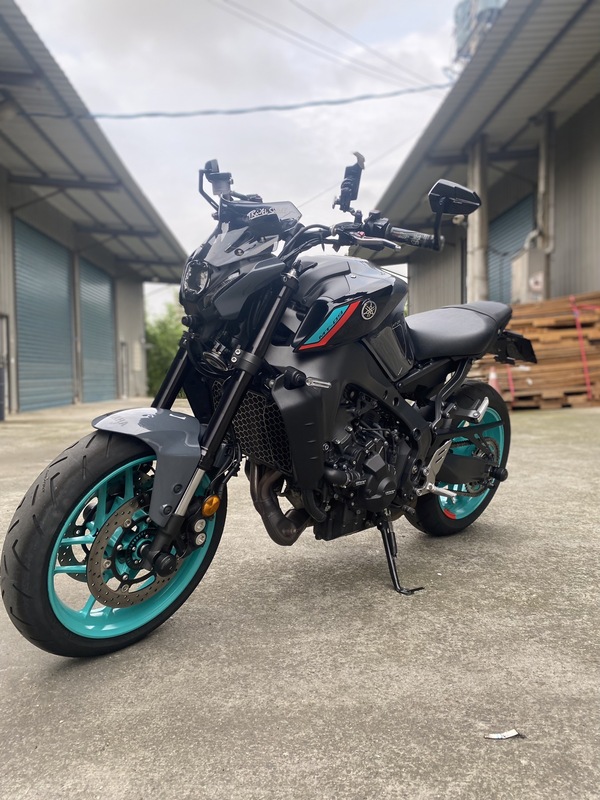 YAMAHA MT-09 - 中古/二手車出售中 22年 Yamaha #MT09 原漆 無事故 車庫車 前後輪防倒球 手機架 USB行充 行車紀錄器 水箱護網 短牌架 PD車身減震桿 GBR引擎護蓋 可調式拉桿 巴風特端子鏡 | Motoshen大聖二輪廣場