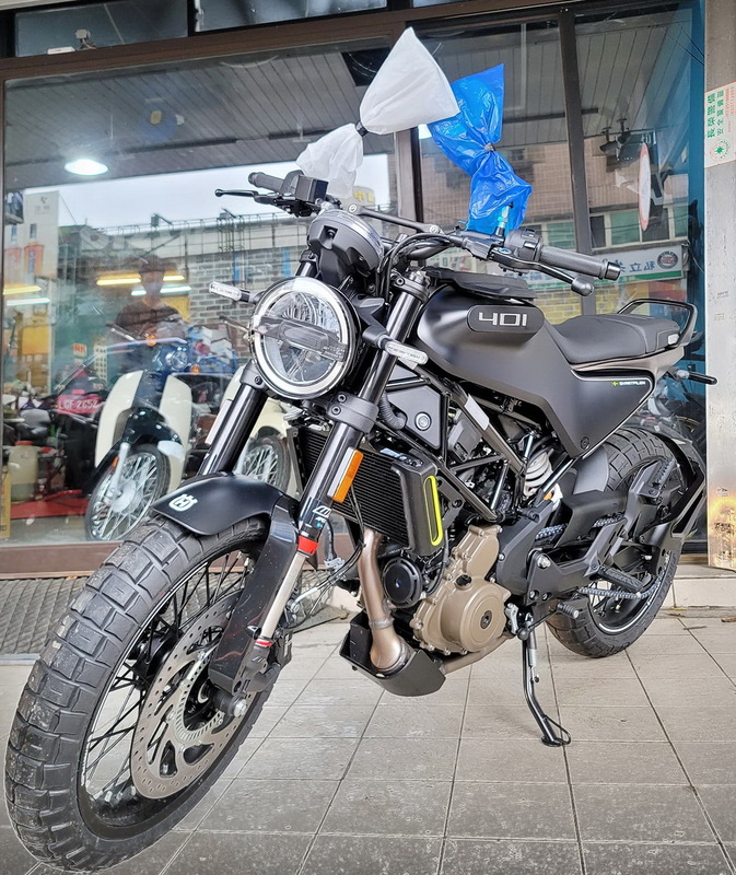 HUSQVARNA SVARTPILEN 401新車出售中 【全新車】HUSQVARNA SVARTPILEN 401 標配快排系統 黑箭401 全新車售價$23.8萬 | 勝大重機