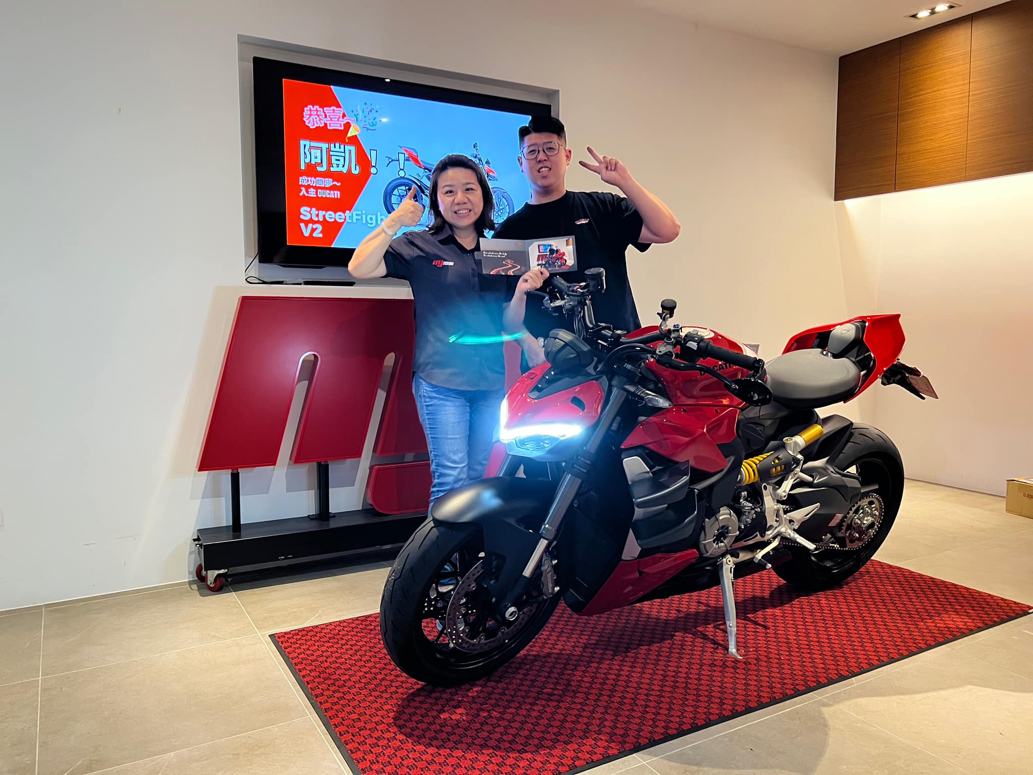 DUCATI STREETFIGHTER新車出售中 《 康妮賀交車 》恭喜阿凱～成功晉級！Ducati Street Fighter V2入手重機界的法拉利 這是對自己肯定 | 敏傑車業資深銷售專員 康妮 Connie
