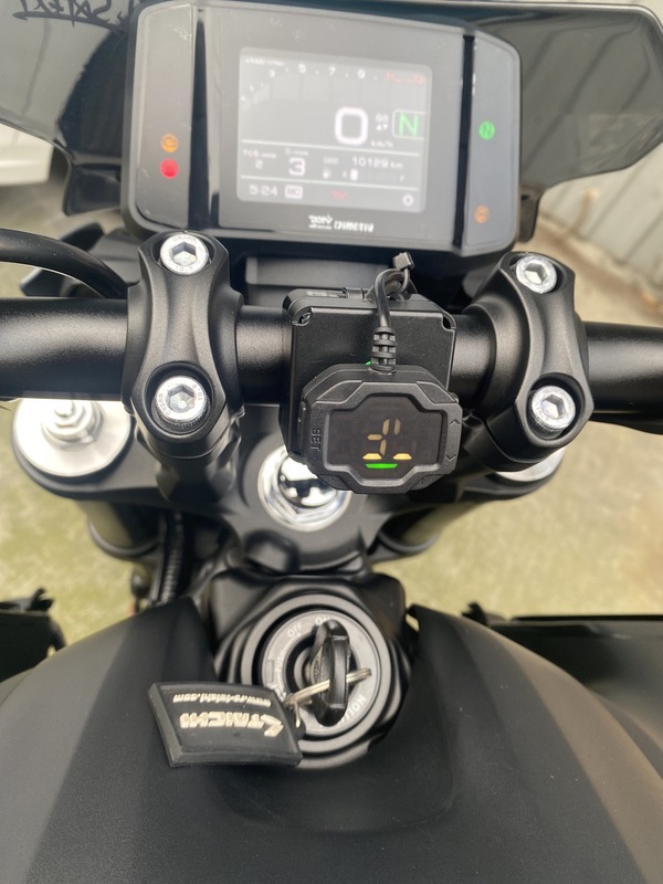 YAMAHA MT-09 - 中古/二手車出售中 22年MT09 原漆 無事故 車庫車 前後輪防倒球 手機架 USB行充 行車紀錄器 水箱護網 短牌架 PD車身減震桿 GBR引擎護蓋 可調式拉桿 巴風特端子鏡 | Motoshen大聖二輪廣場