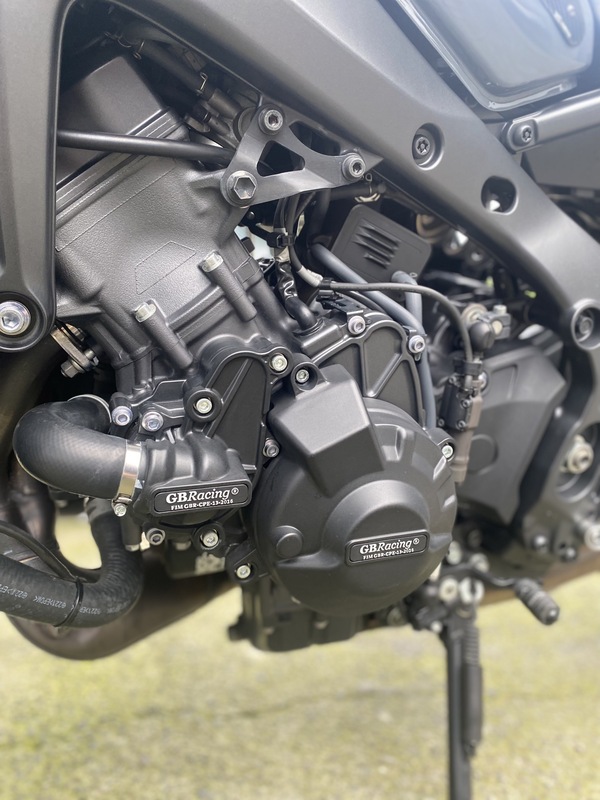 YAMAHA MT-09 - 中古/二手車出售中 22年 Yamaha #MT09 原漆 無事故 車庫車 前後輪防倒球 手機架 USB行充 行車紀錄器 水箱護網 短牌架 PD車身減震桿 GBR引擎護蓋 可調式拉桿 巴風特端子鏡 | Motoshen大聖二輪廣場