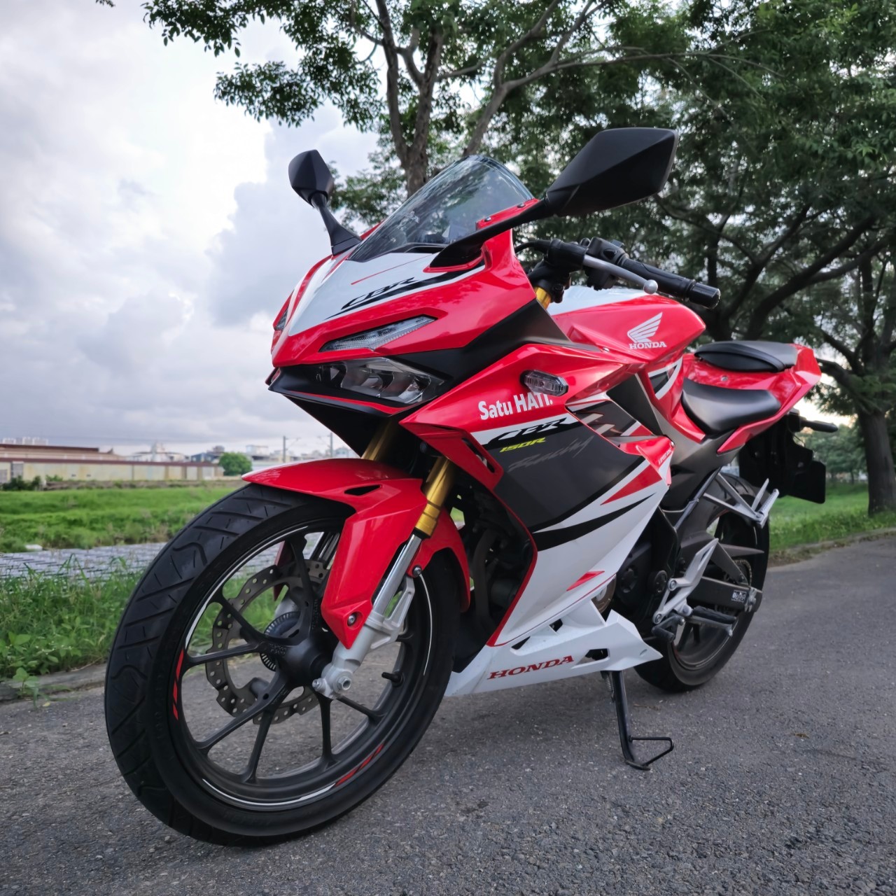 【飛翔國際】HONDA CBR150R - 「Webike-摩托車市」 售 2021 HONDA CBR 150R 紅白 本田仿賽 CBR150R 輕檔