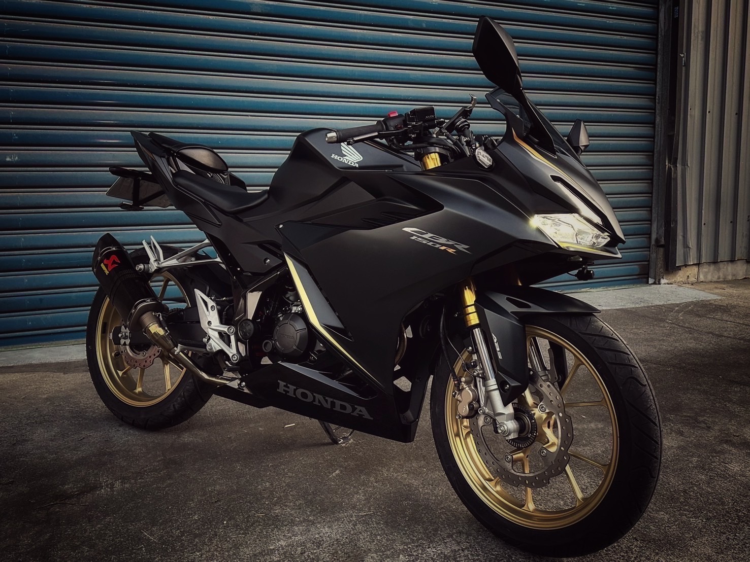 HONDA CBR150R - 中古/二手車出售中 CBR150R 碳蠍管 行車記錄器 眾多改裝 小資族二手重機買賣 | 小資族二手重機買賣