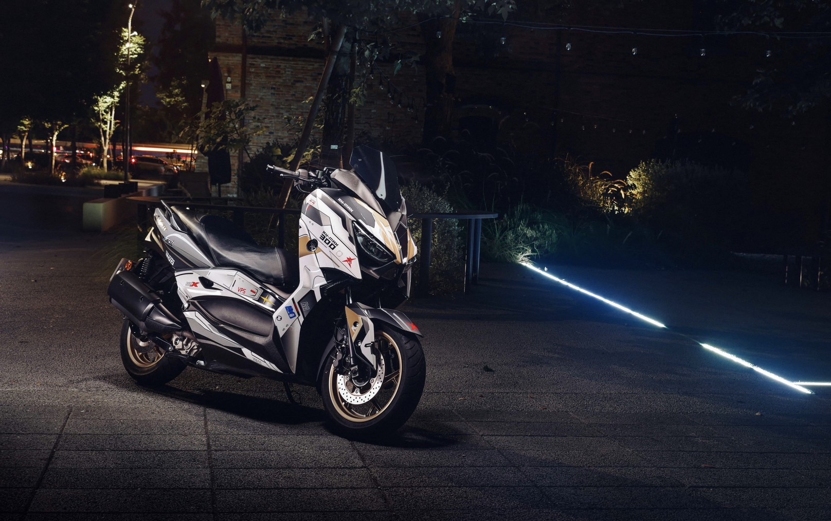 【小資族二手重機買賣】YAMAHA X-MAX 300 - 「Webike-摩托車市」 全車3M包膜 大燈套件 視覺改裝 小資族二手重機買賣