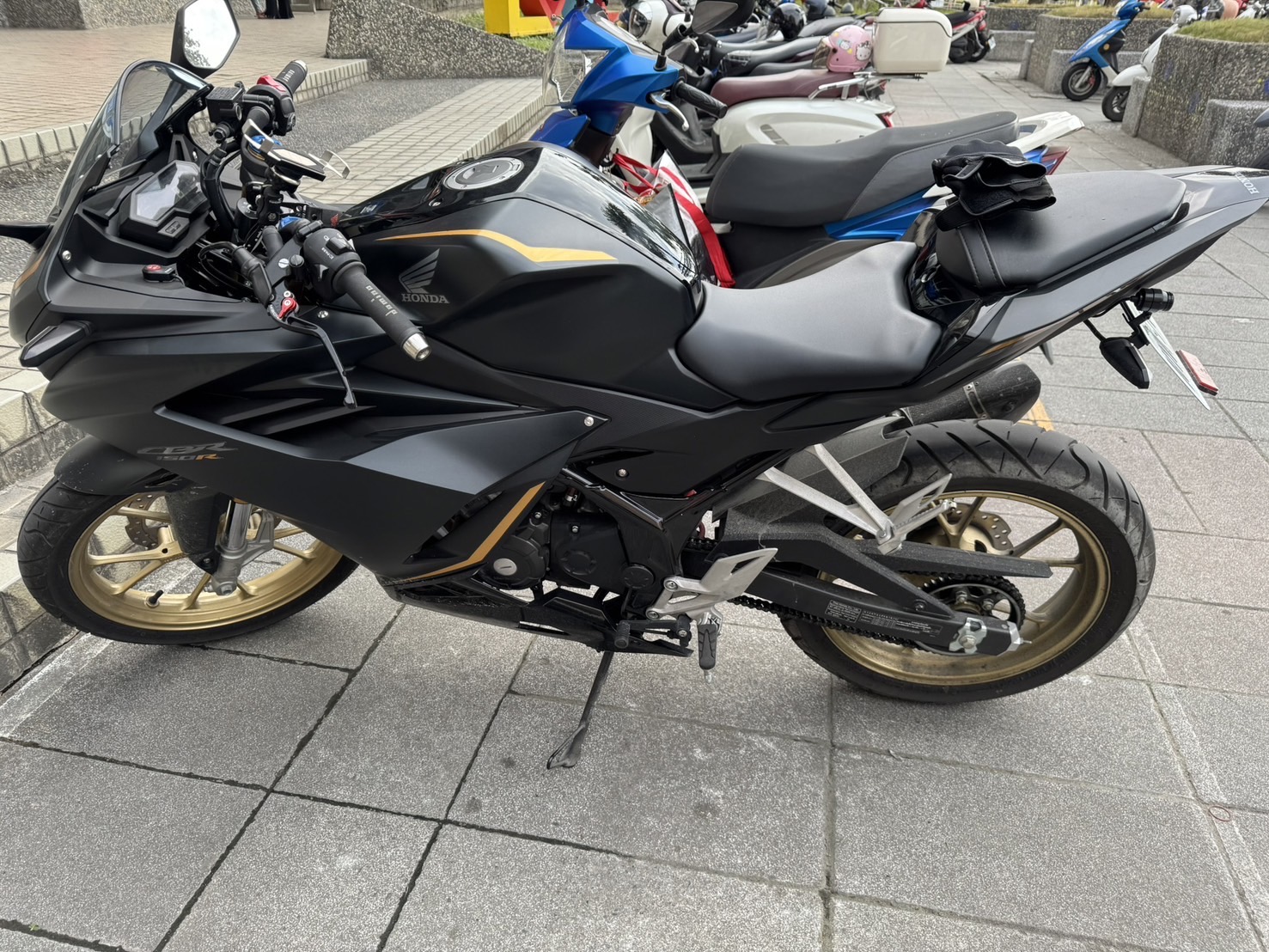 HONDA CBR150R - 中古/二手車出售中 2024 CBR150R 正蠍管 眾多改裝 小資族二手重機買賣 | 小資族二手重機買賣