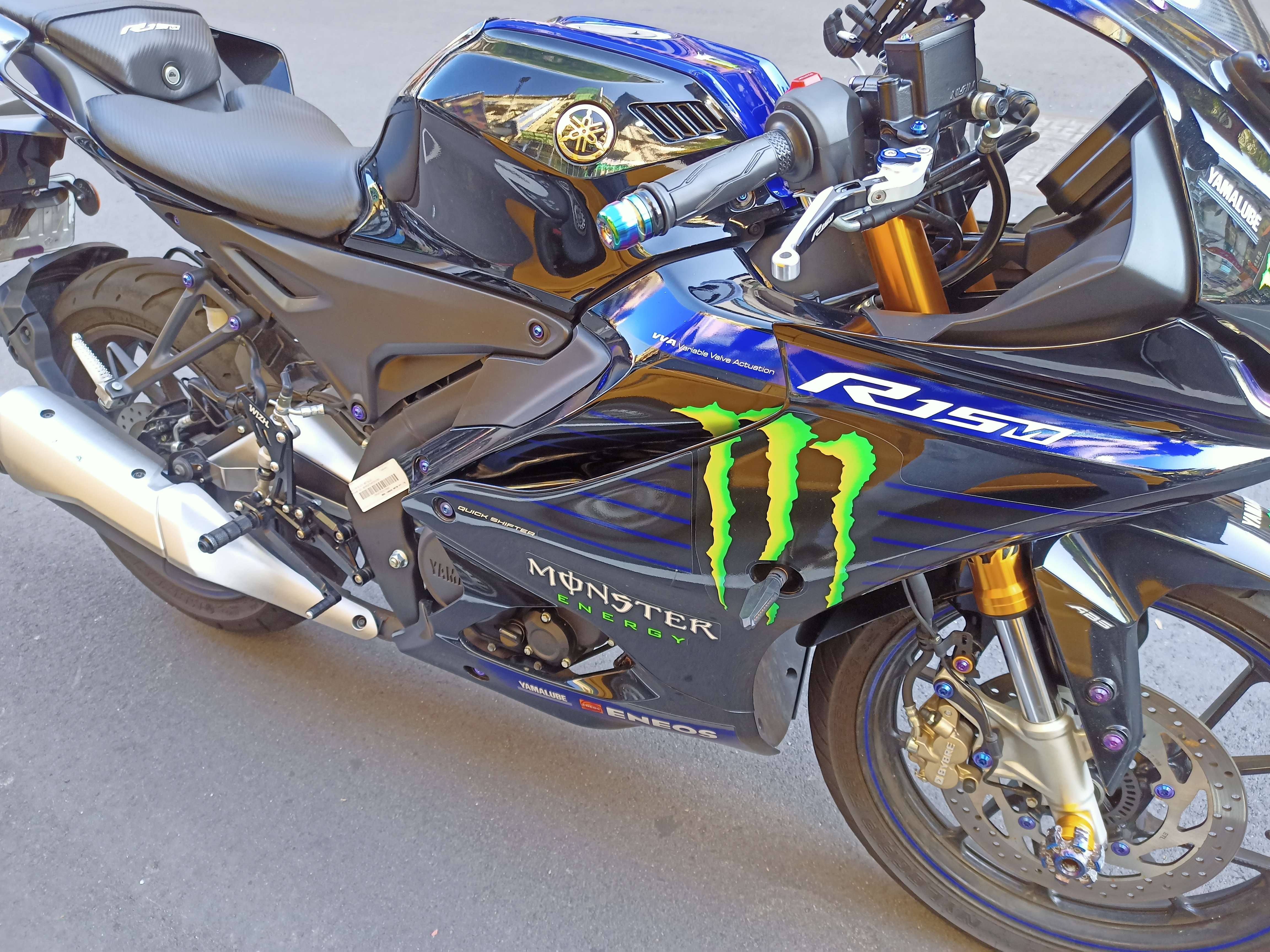 YAMAHA YZF-R15 - 中古/二手車出售中  ［車輛名稱］YZF-R15m［車輛顏色］GP魔爪［車輛年份］2022［行駛里程］3400+［所在地區］新北［出售金額］95000(可議價) ［交易方式］希望儘量面交為主 安全你我改裝內容：大黃蜂行車記錄器八爪手機架方向燈欣炫腳踏後移幾乎全車鈦螺絲 | 個人自售