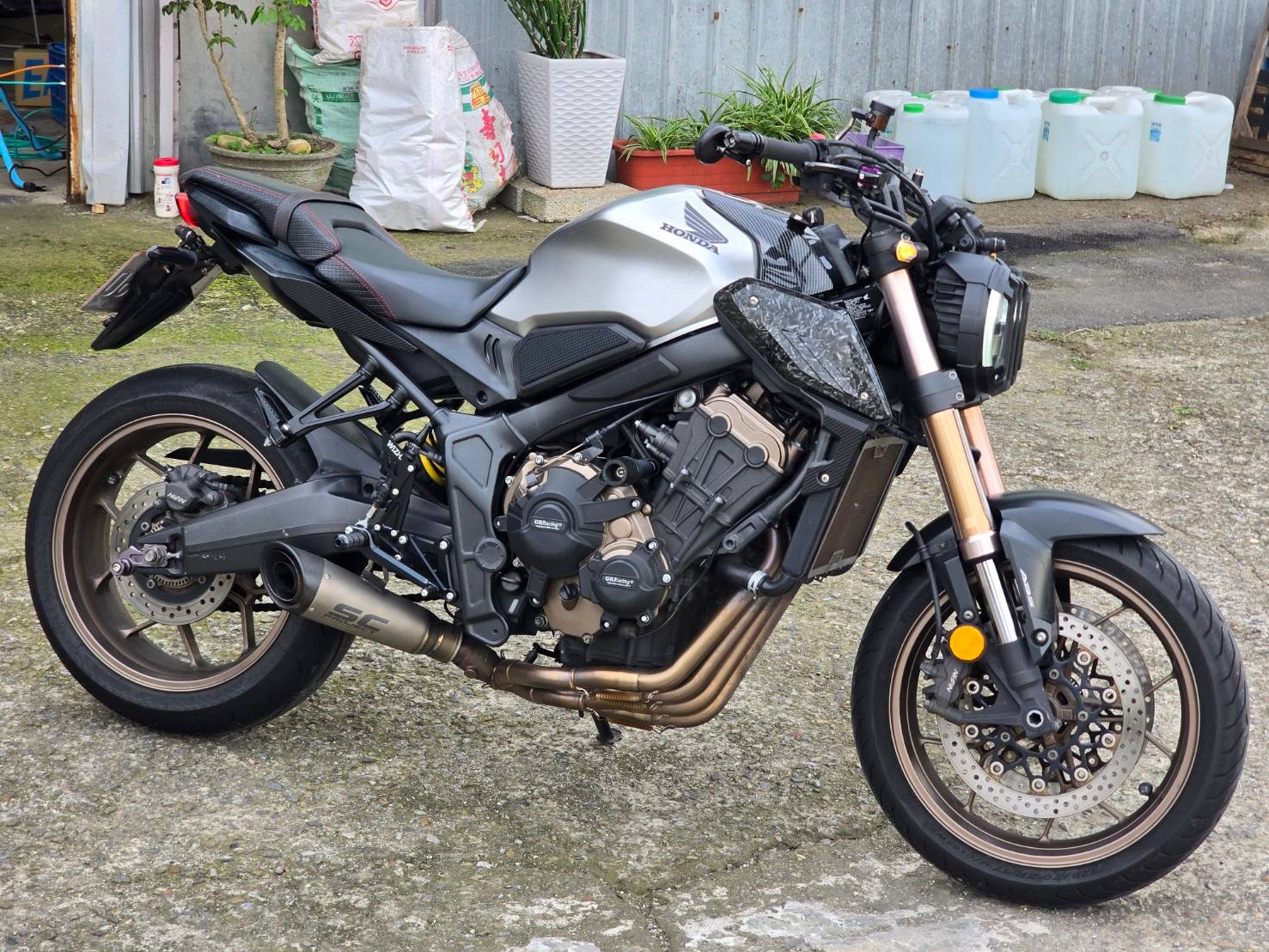 HONDA CB650 - 中古/二手車出售中 車輛名稱：HONDA CB650R ABS出廠年份：2019年12月掛牌年份：2020年03月里程數：29XXX預售金額: 19.8萬改裝品: 排氣管 腳踏後移 | 個人自售