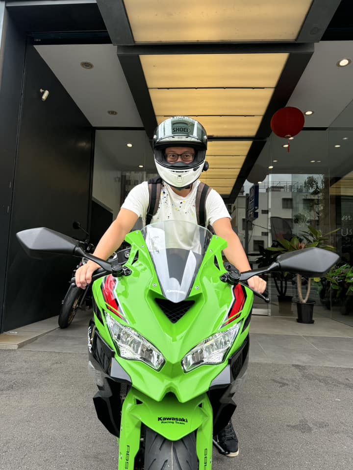 Kawasaki ZX-4RR新車出售中 《 康妮賀交車 》恭喜錦堂 成功入手 Kawasaki ZX4RR 三年保固 不限里程～ 交車再附上康妮皮革鑰匙圈喔 | 敏傑車業資深銷售專員 康妮 Connie