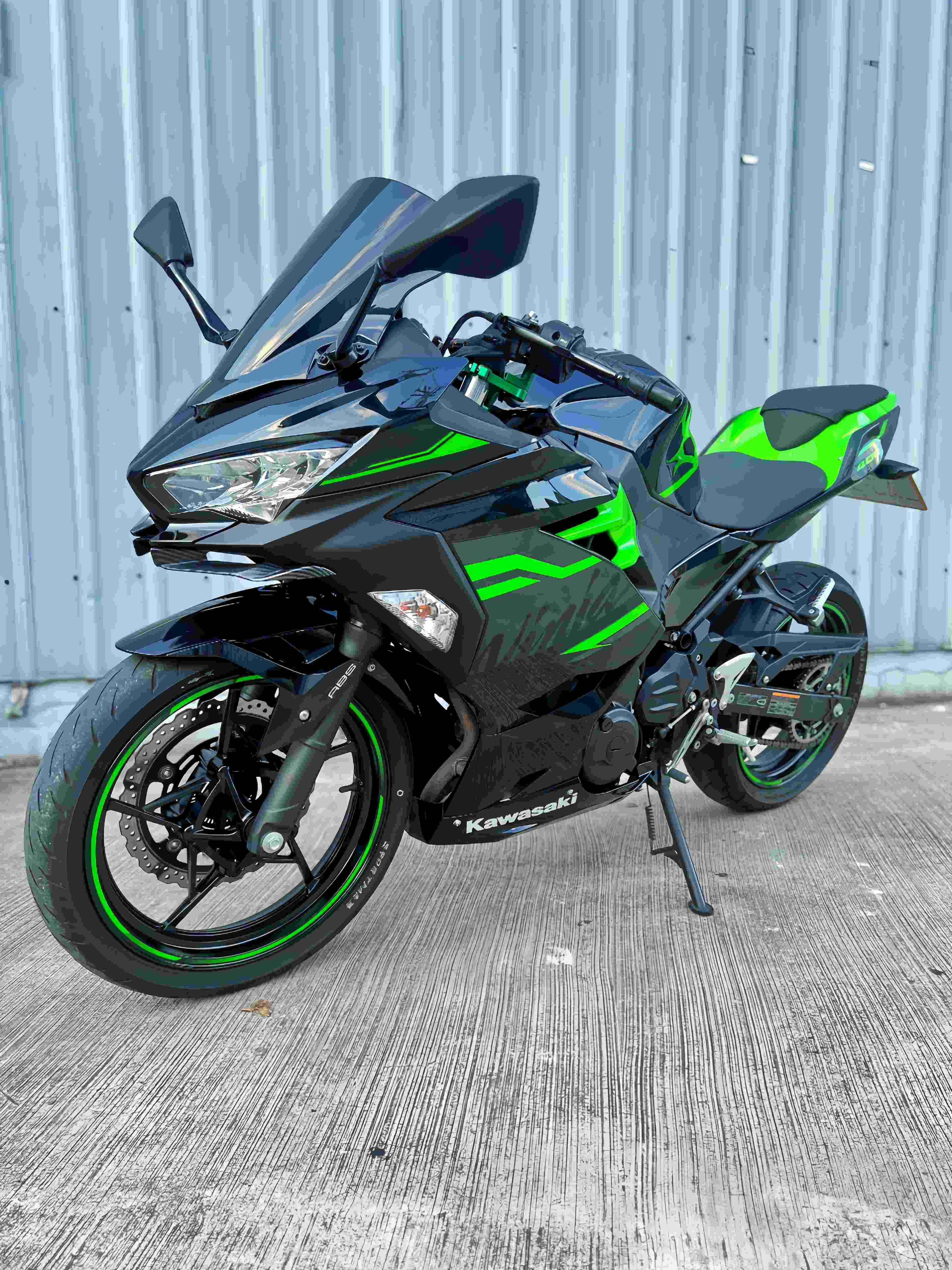 KAWASAKI NINJA400 - 中古/二手車出售中 2020年 NINJA400 稀有黑色系 SC排氣管 MATRIS防甩頭 阿宏大型重機買賣 | 阿宏大型重機買賣