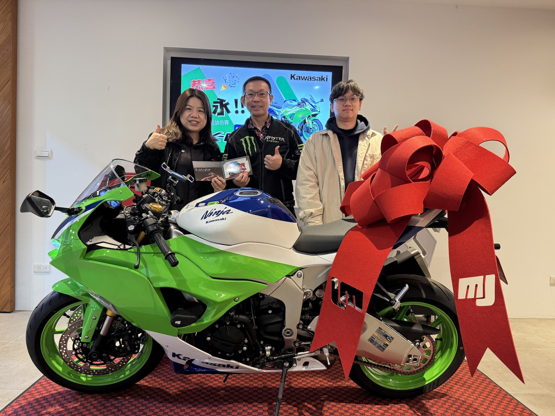 【敏傑車業資深銷售專員 康妮 Connie】KAWASAKI NINJA ZX-6R - 「Webike-摩托車市」 《 康妮賀交車 》恭喜永哥 再入手一台 Kawasaki ZX-6R 636 現車現領！價格依內容為主