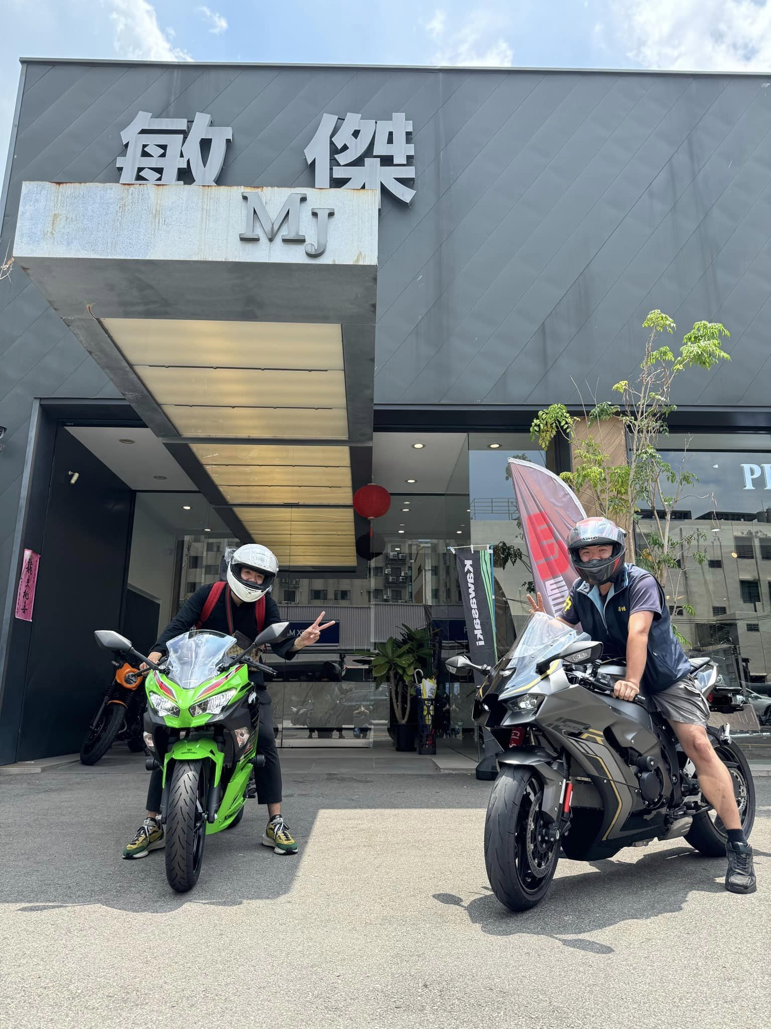 KAWASAKI NINJA400新車出售中 《 康妮賀交車 》恭喜阿恩！！成功圓夢 購車享零利率 再加碼送碳纖全罩帽 購車只想找康妮 | 敏傑車業資深銷售專員 康妮 Connie